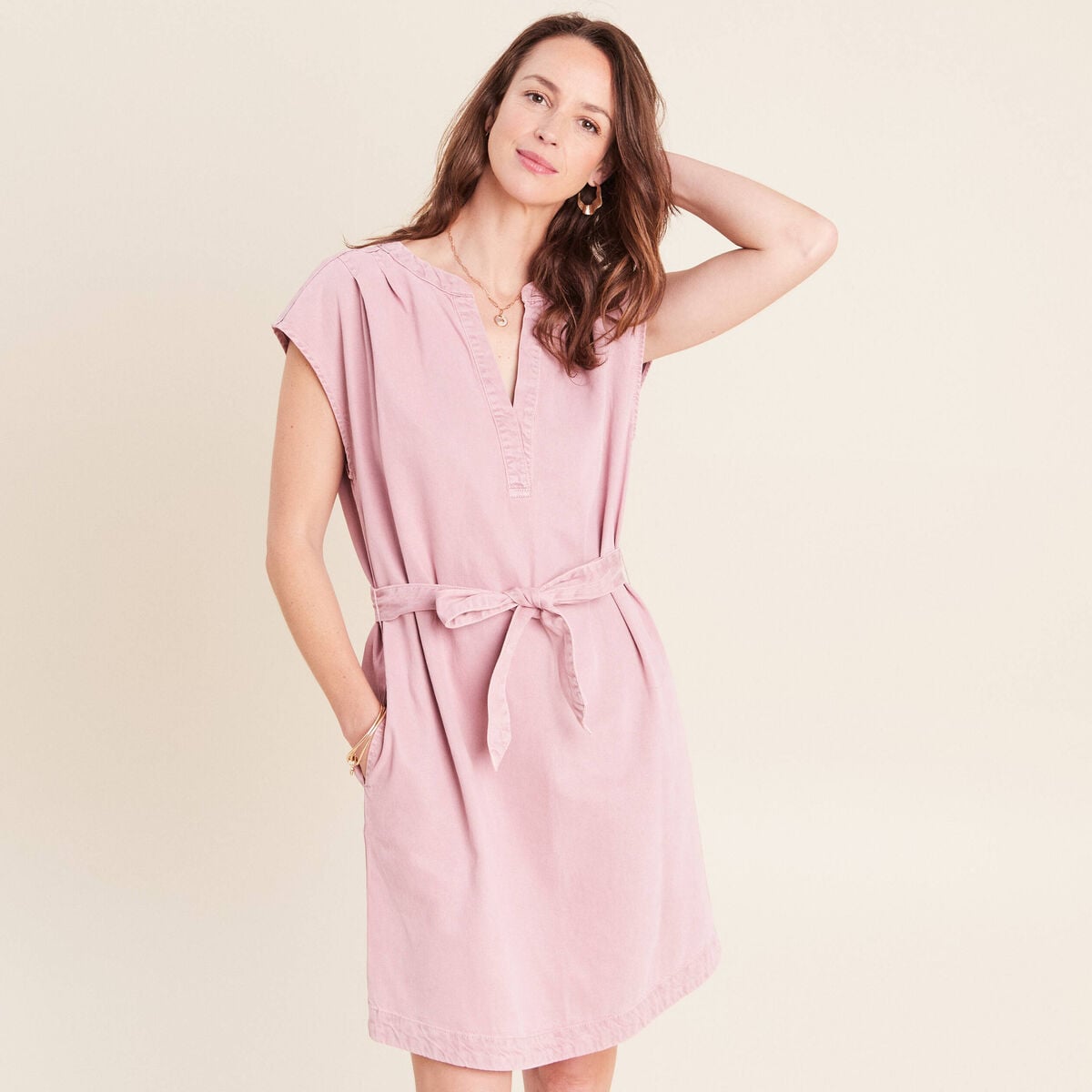 Robe courte ceintur&eacute;e col tunisien rose femme