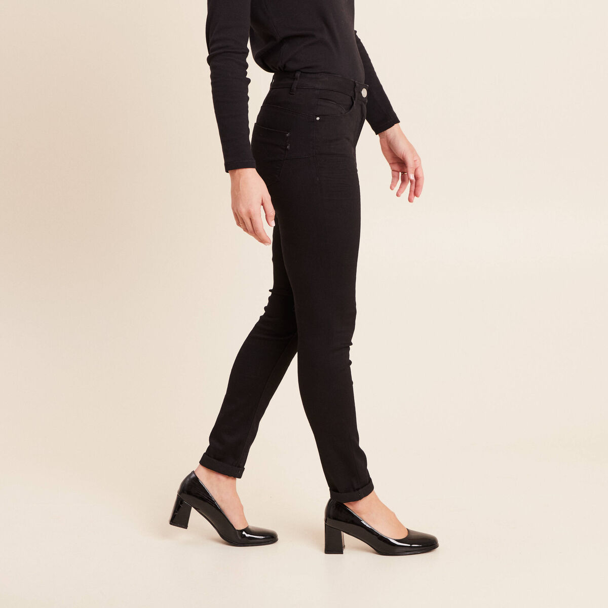 Jean coupe ajust&eacute;e 7/8&egrave;me noir femme
