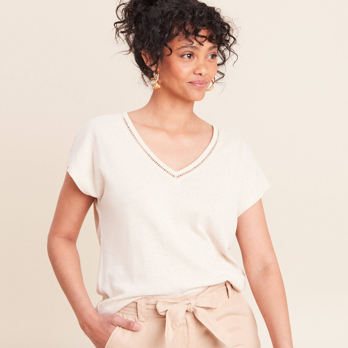 T-shirt col v manches courtes aspect lin beige femme