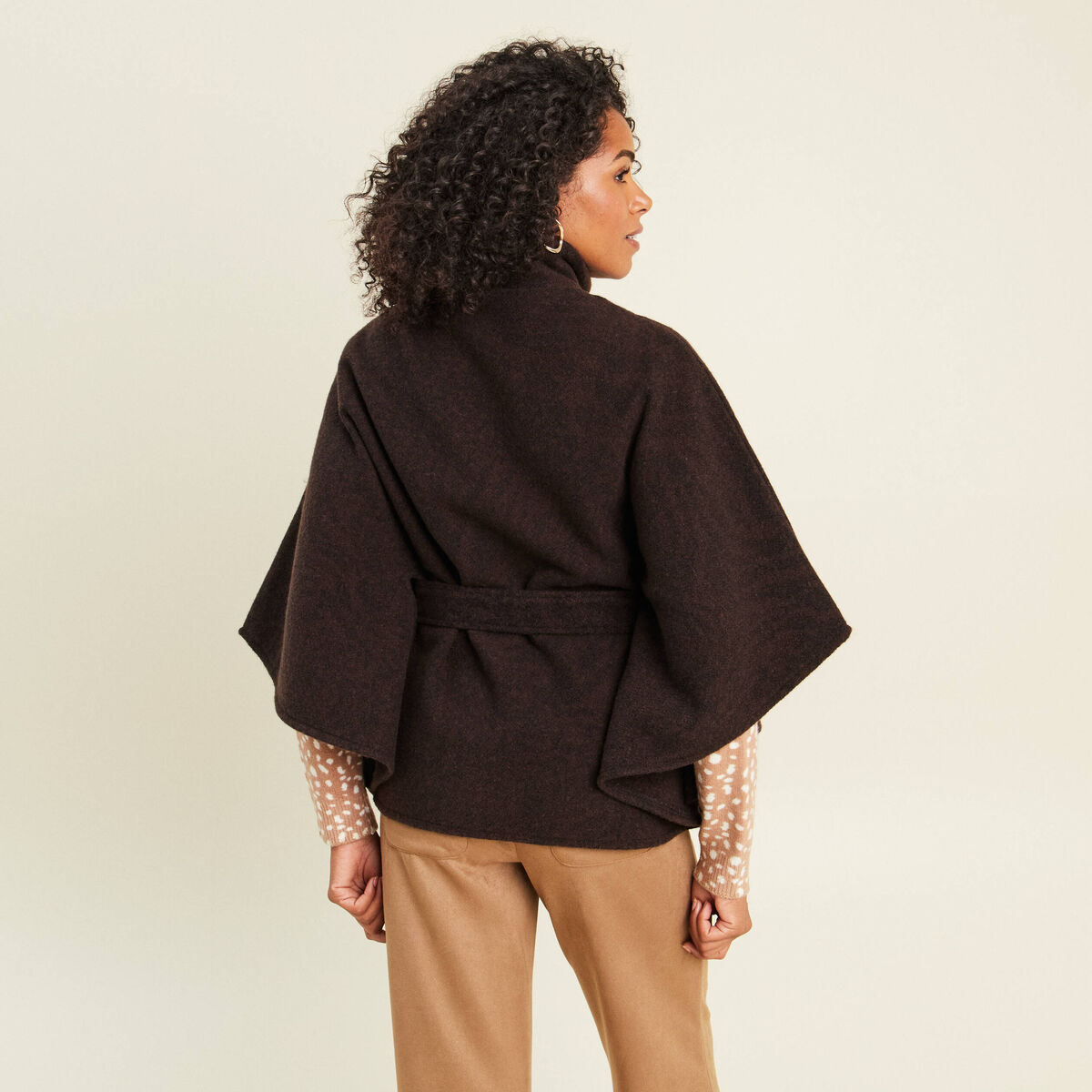 Poncho ceintur&eacute; en polyester recycl&eacute; marron fonc&eacute; femme