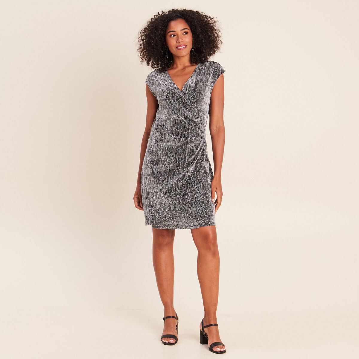 Robe ajust&eacute;e courte col v sans manches gris argent femme