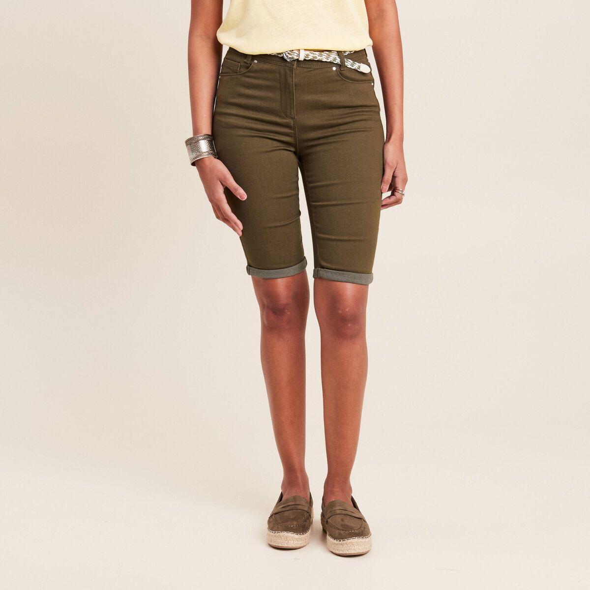 Bermuda ajusté ceinturé vert olive femme