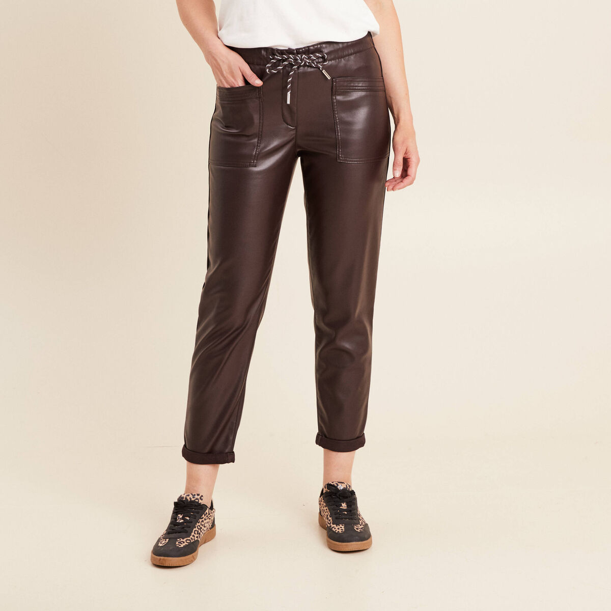 Pantalon coupe mom simili cuir marron fonc&eacute; femme