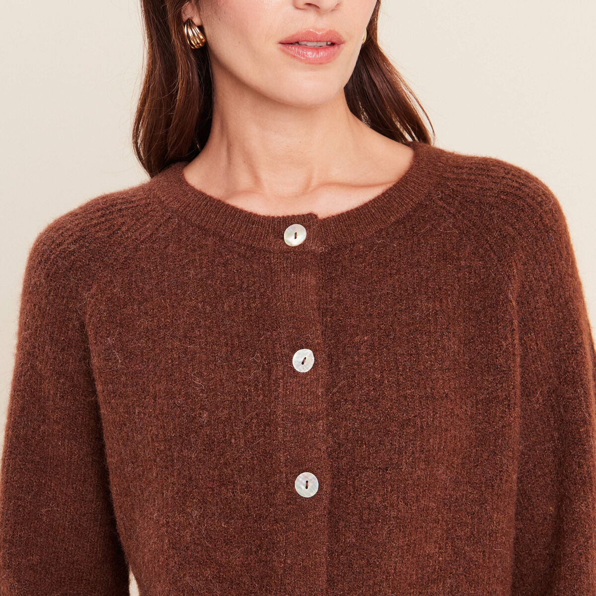 Gilet col rond marron fonc&eacute; femme
