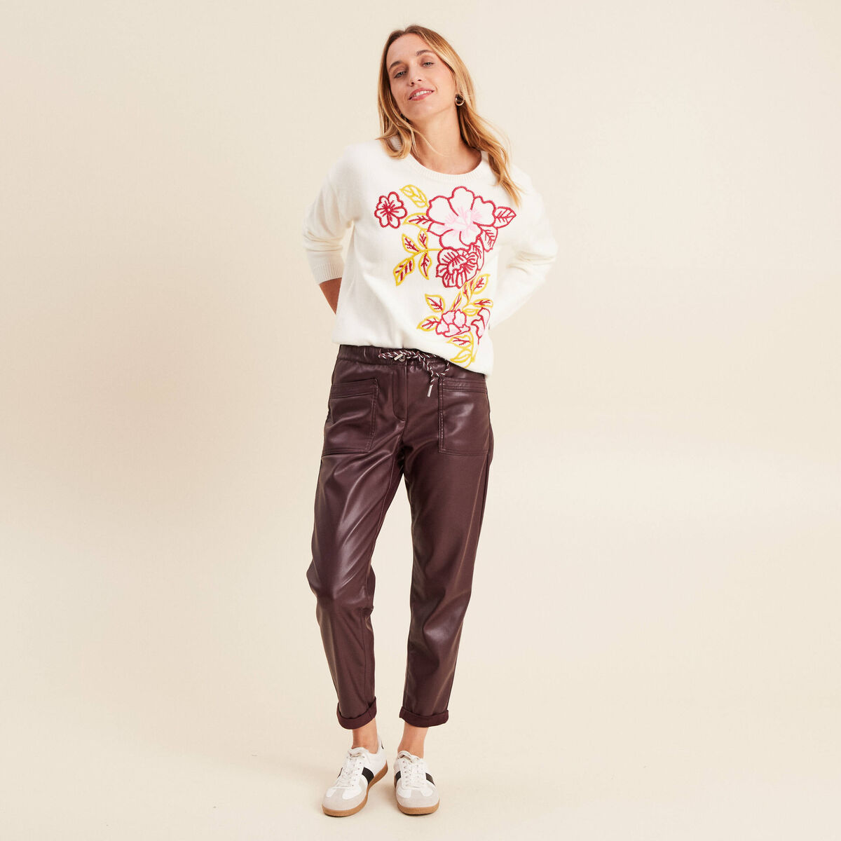Pull brod&eacute; col rond manches longues rose framboise femme