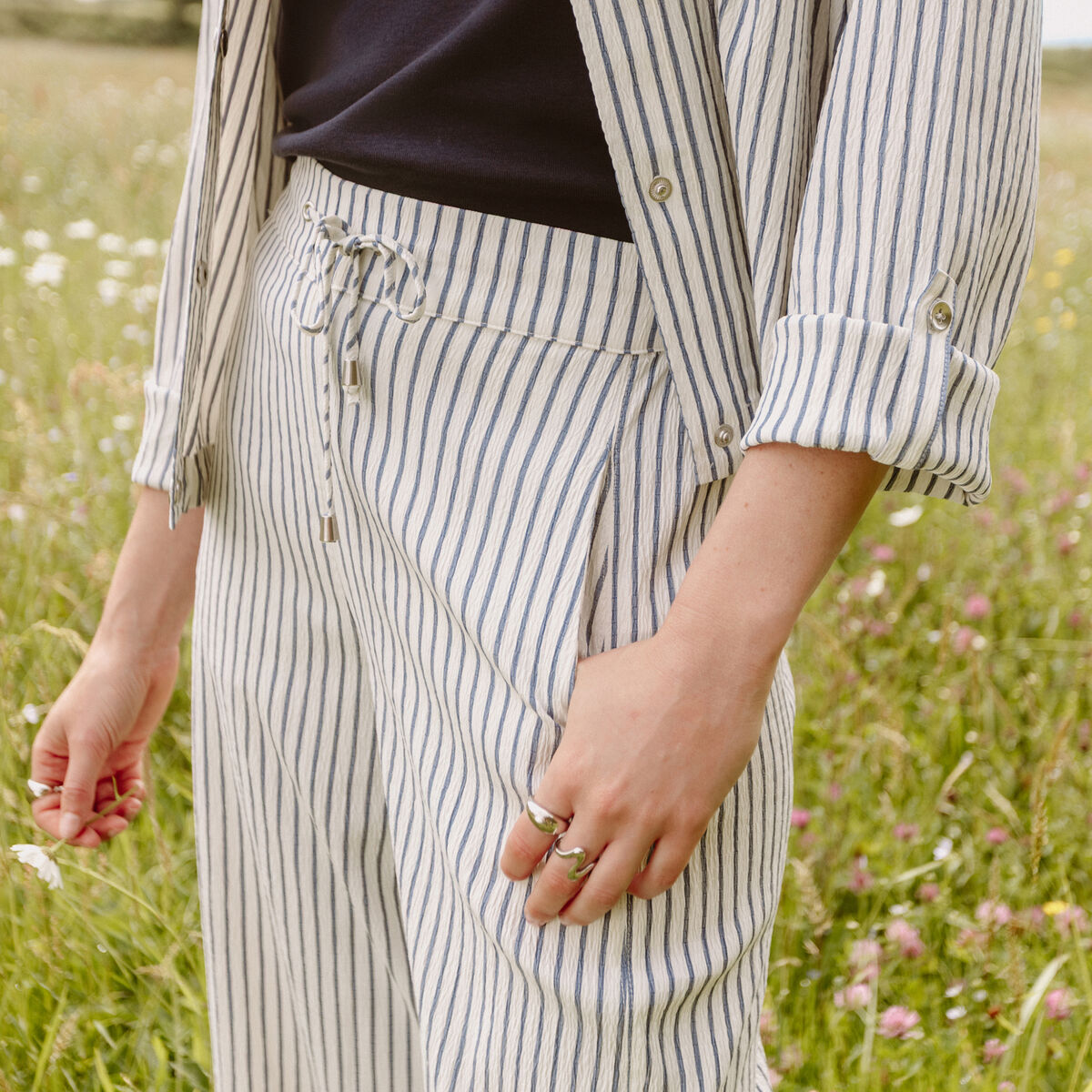 Pantalon fluide coupe barrel bleu femme