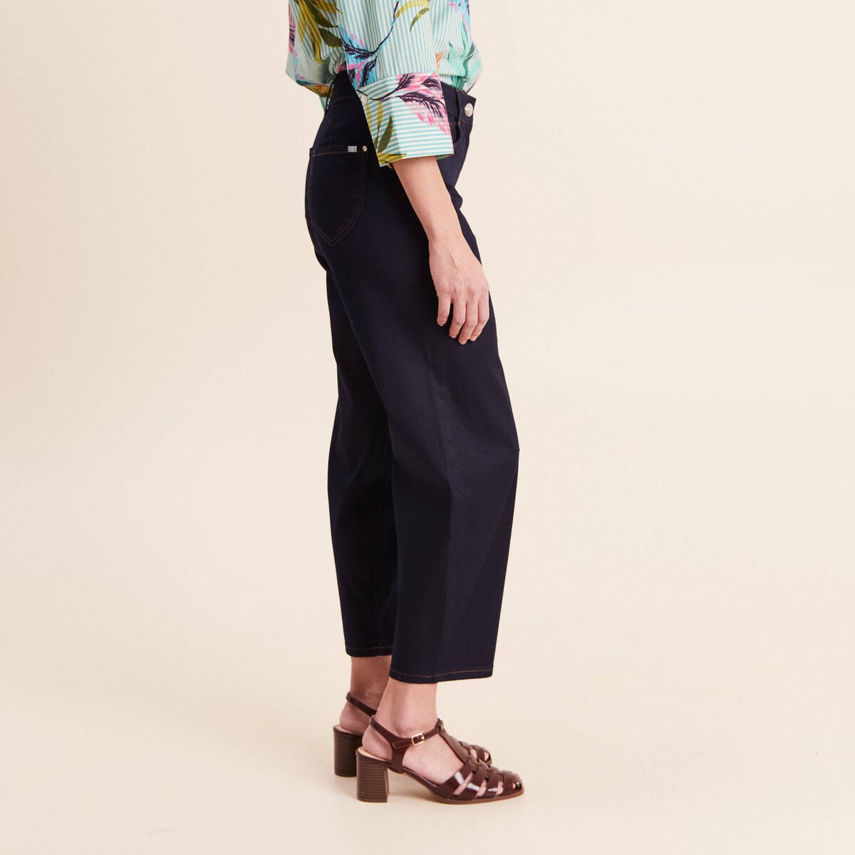 Pantalon magique Le L&eacute;ger coupe barrel denim brut femme