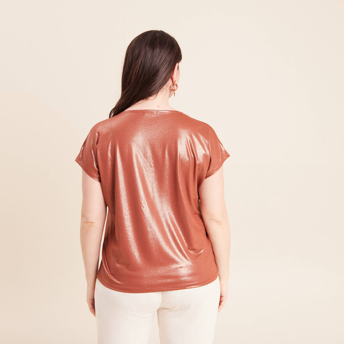 T-shirt col V manches courtes marron fonc&eacute; femme