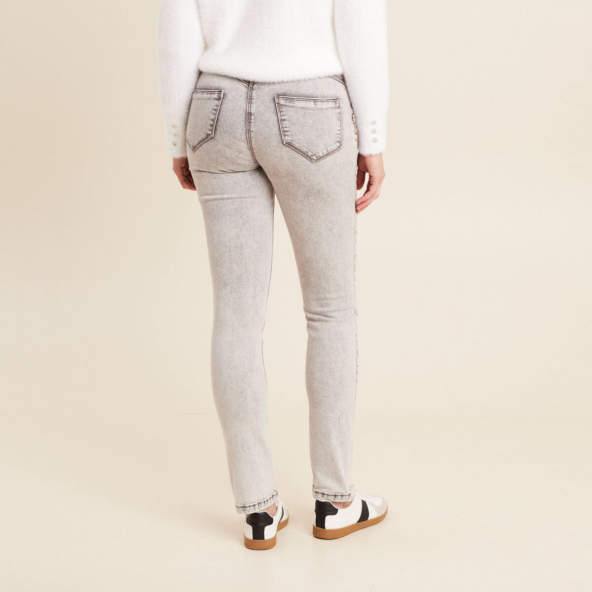 Jean ajust&eacute; taille bascul&eacute;e denim snow gris femme