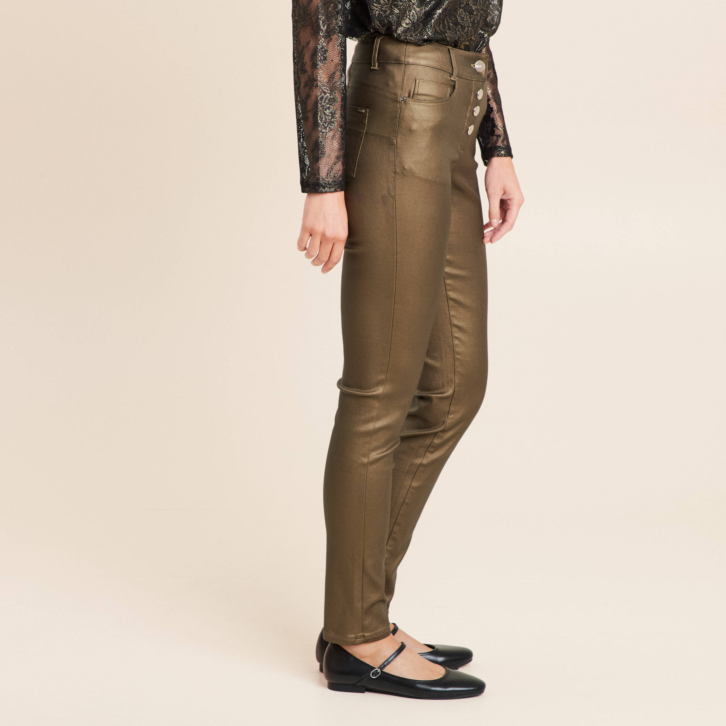 Pantalon ajust&eacute; taille bascul&eacute;e enduit vert kaki femme