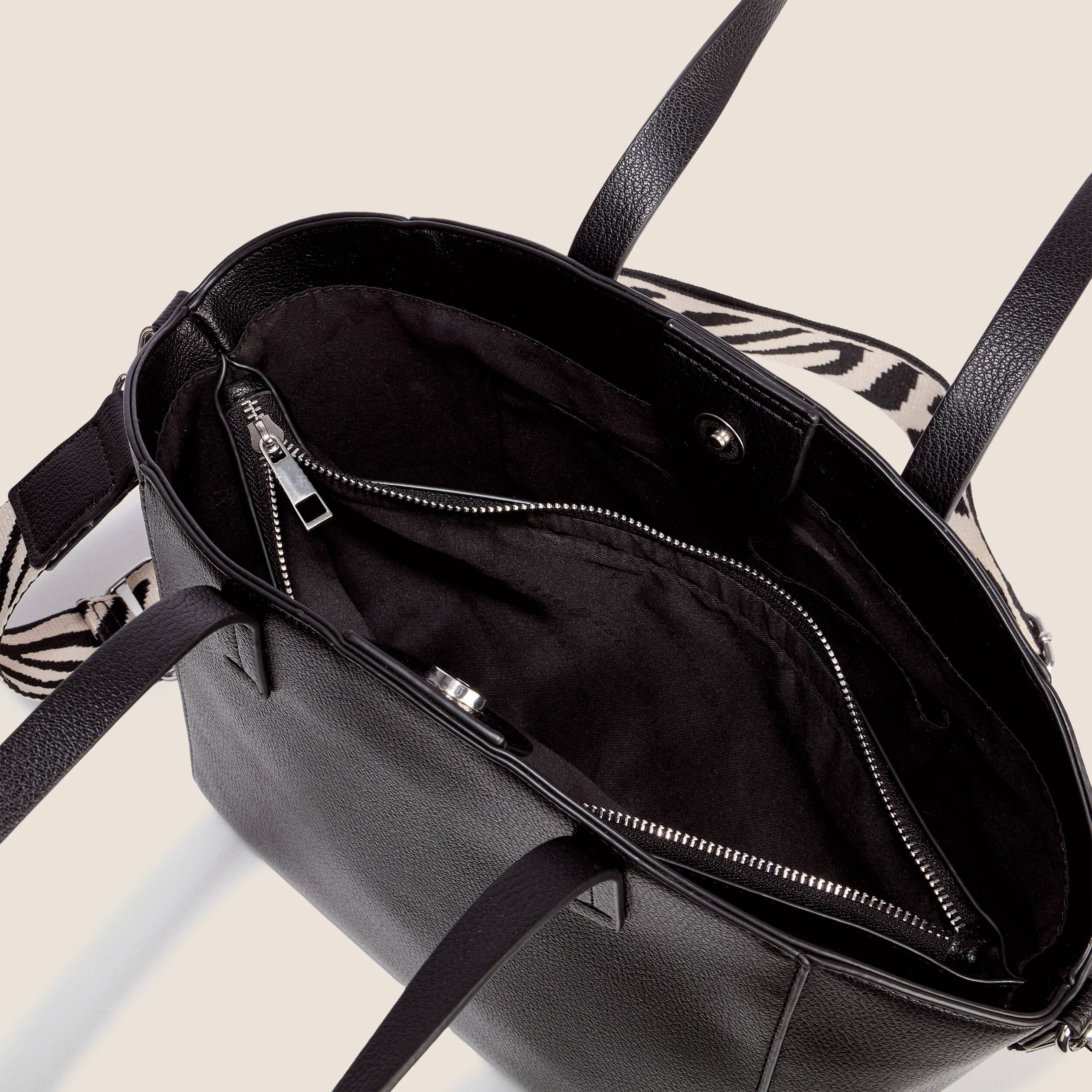 Sac en bandouli&egrave;re doubl&eacute; noir femme