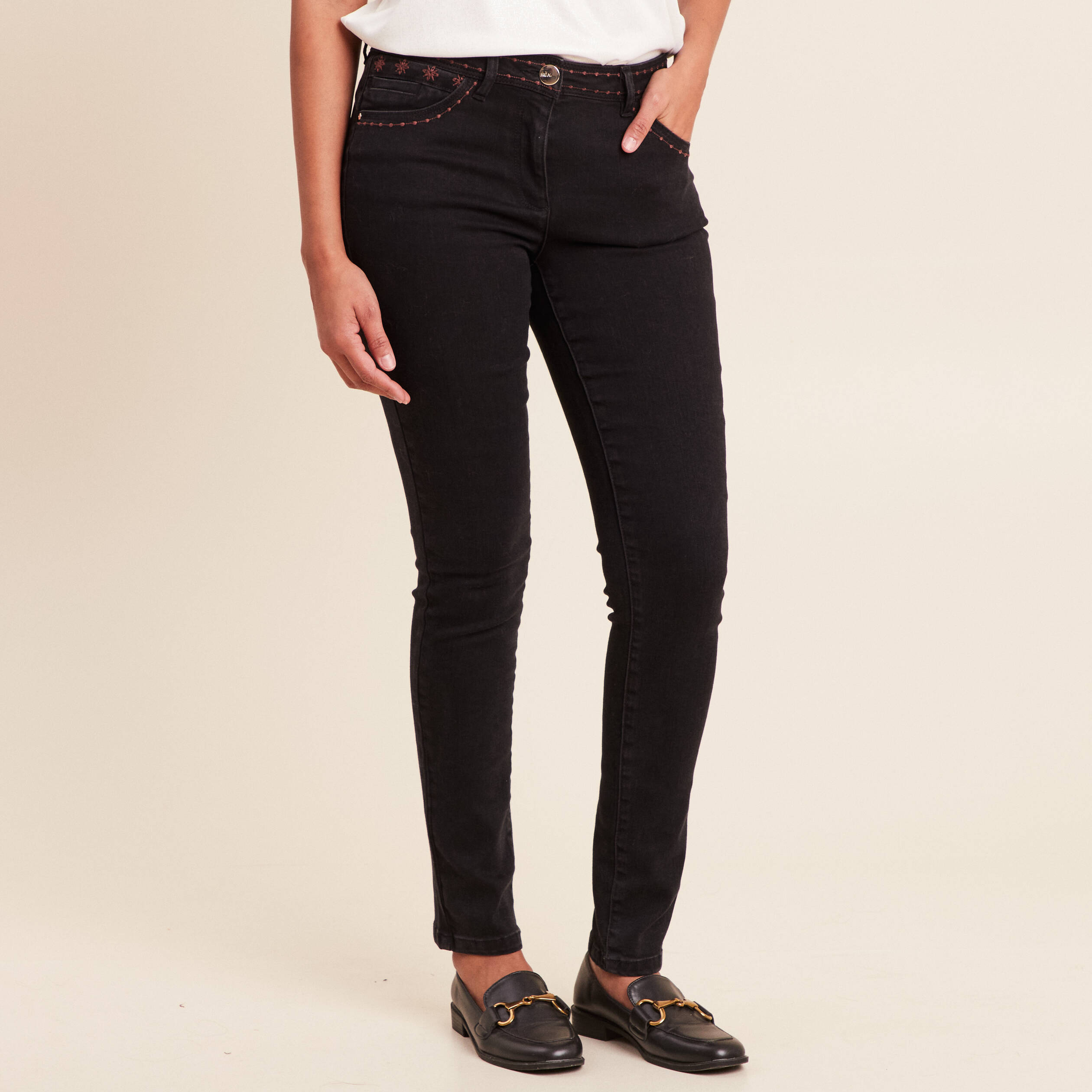Jean coupe ajust&eacute;e avec broderie noir femme