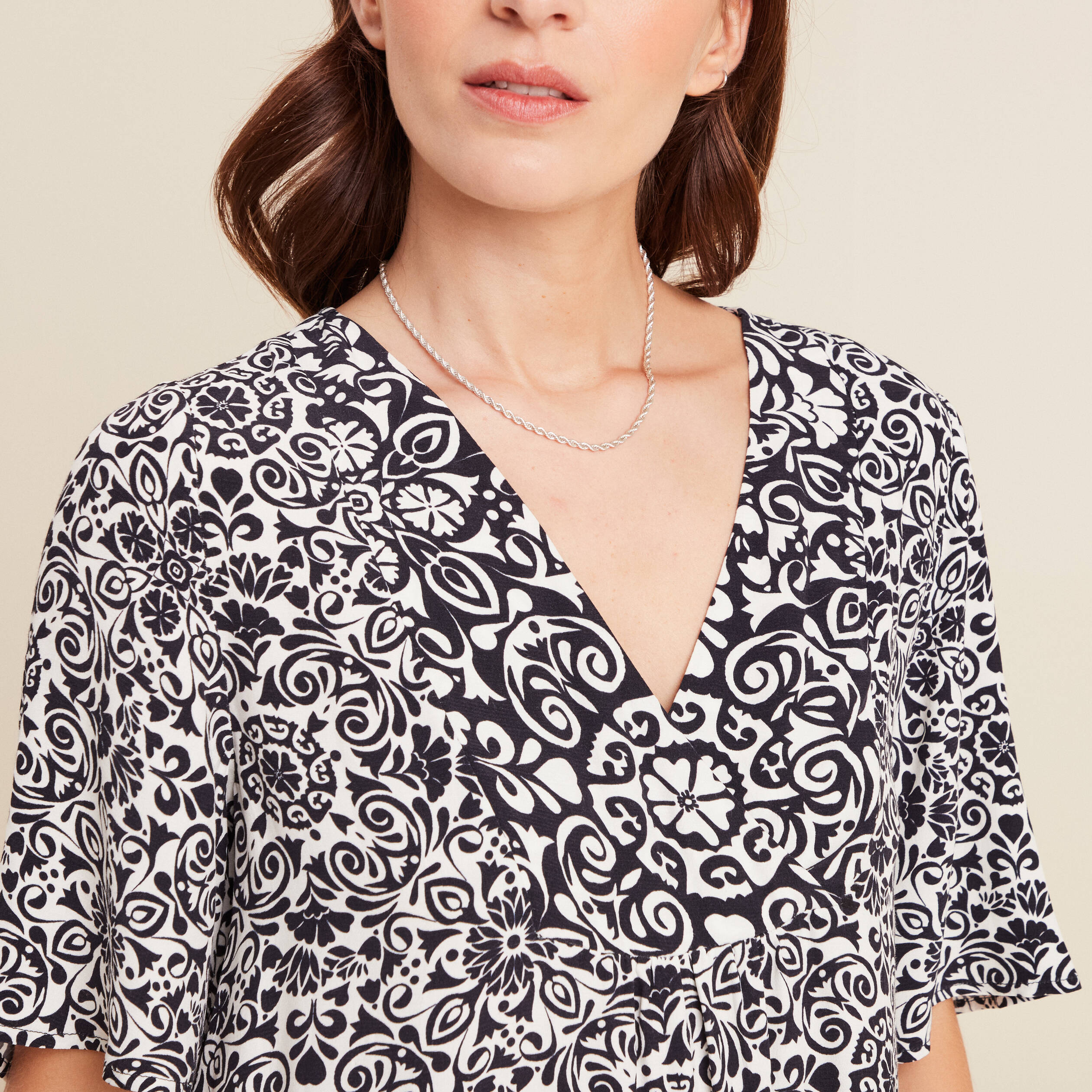 robe courte evasee col v bleu marine femme Robe courte évasée col V bleu marine femme