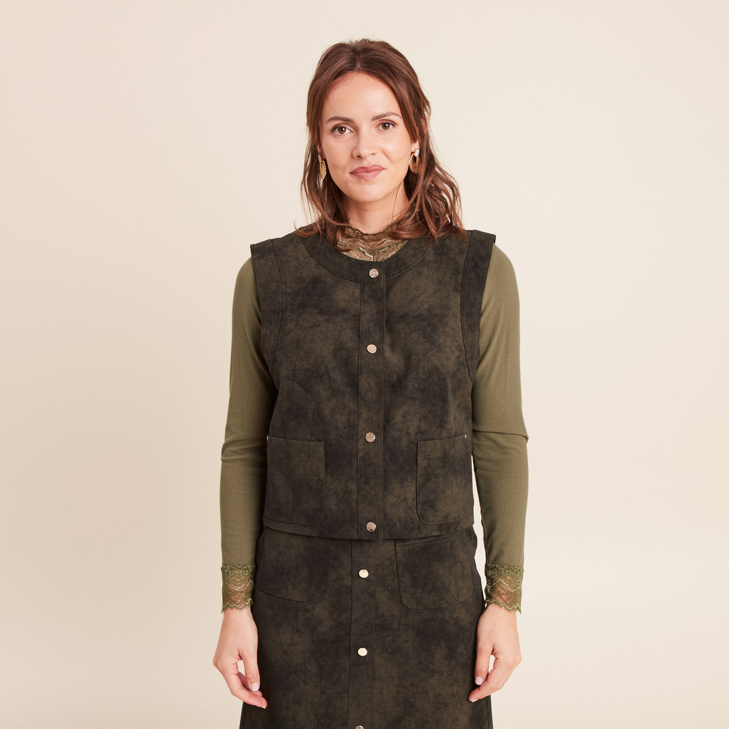 Veste sans manches aspect daim doubl&eacute;e vert kaki femme