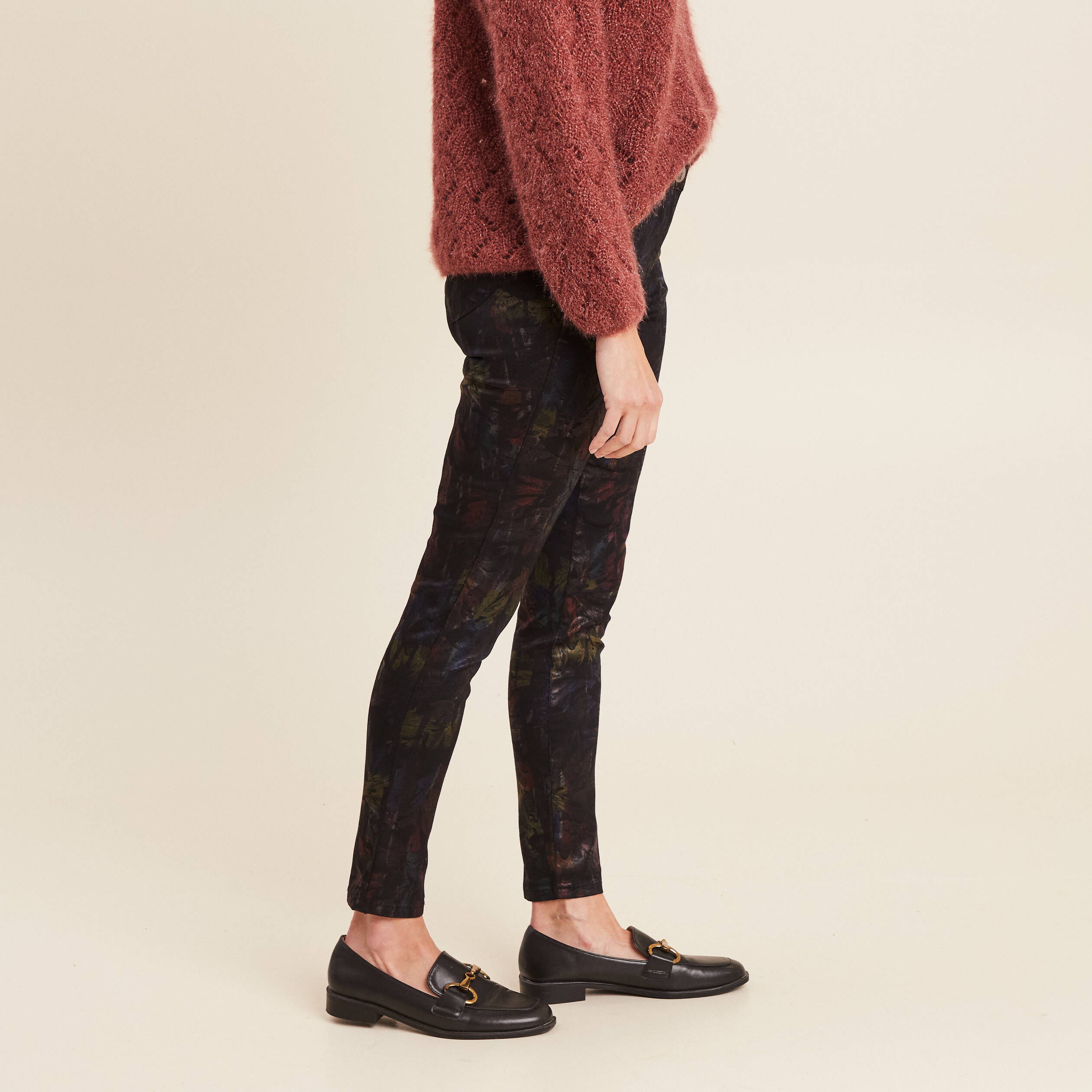Pantalon ajusté enduit 7/8ème multicolore femme