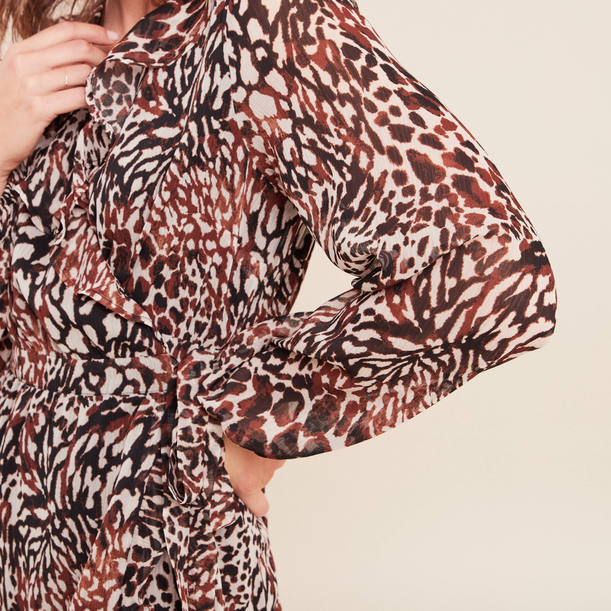 Robe Noire En Voile à Fleurs Marron - Manches Longues, Col Crochet, Taille 46 - Neuf Sans étiquettes