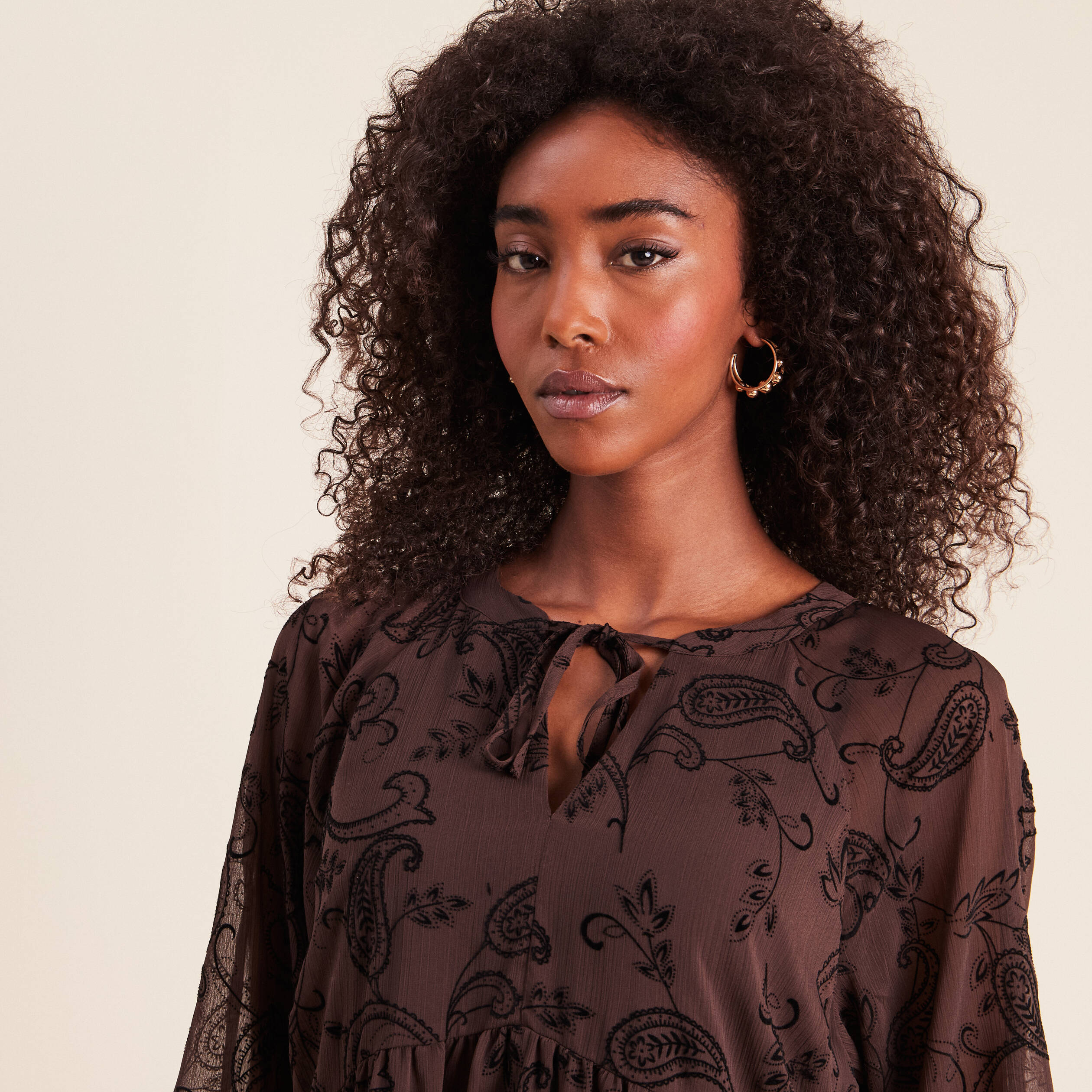 Robe courte &eacute;vas&eacute;e col v manches longues noir femme