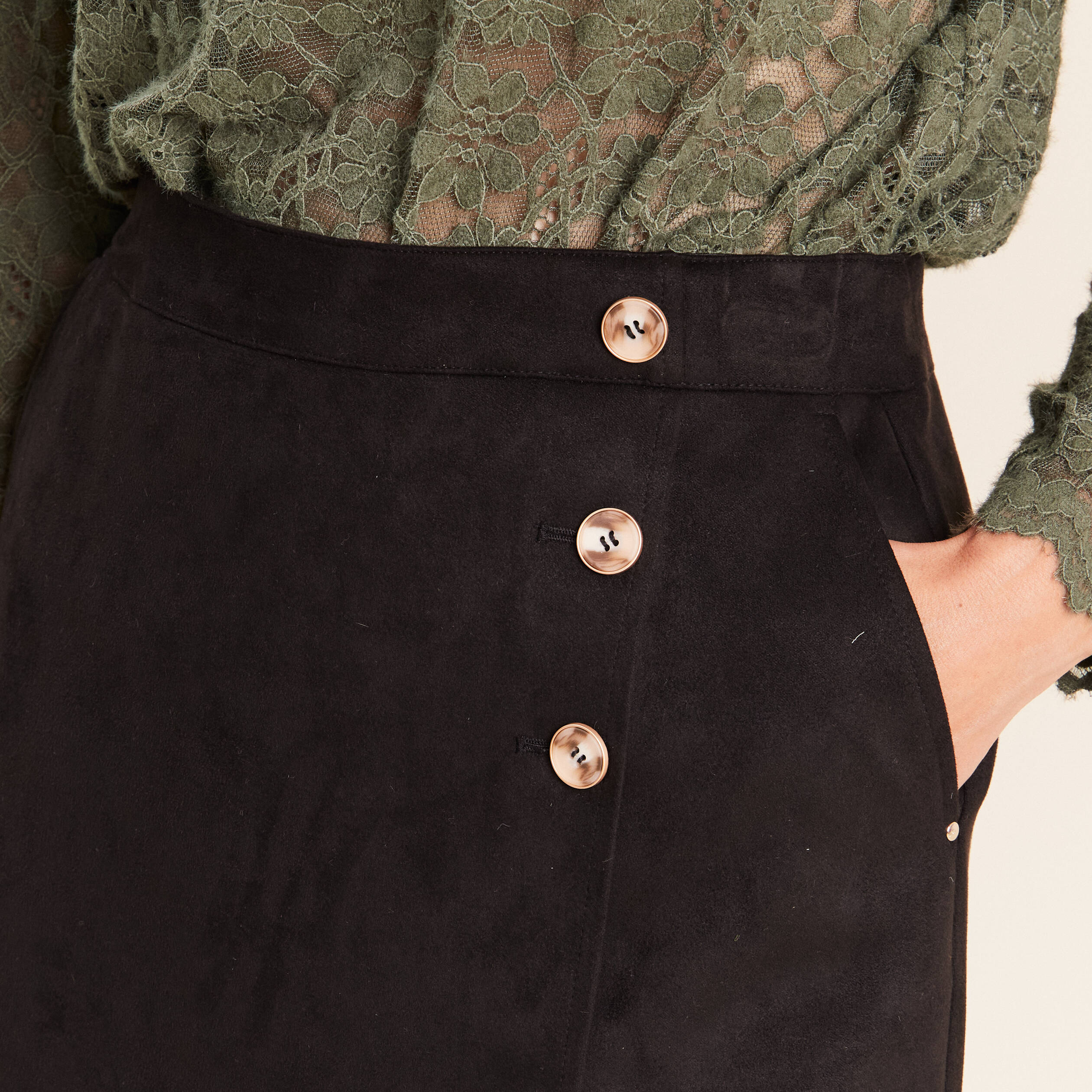 Jupe courte trap&egrave;ze aspect daim noir femme