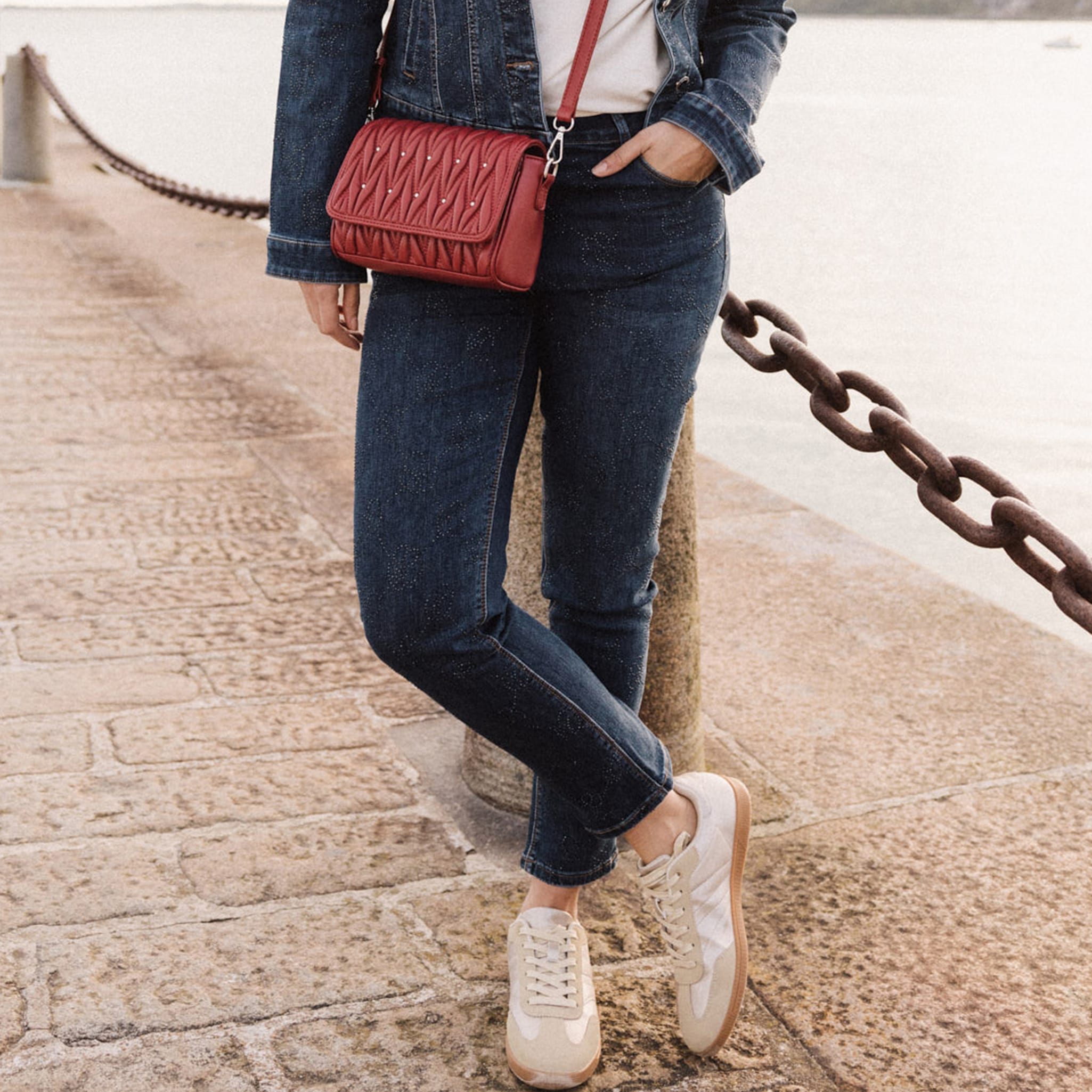 Jean ajusté à strass denim brut femme