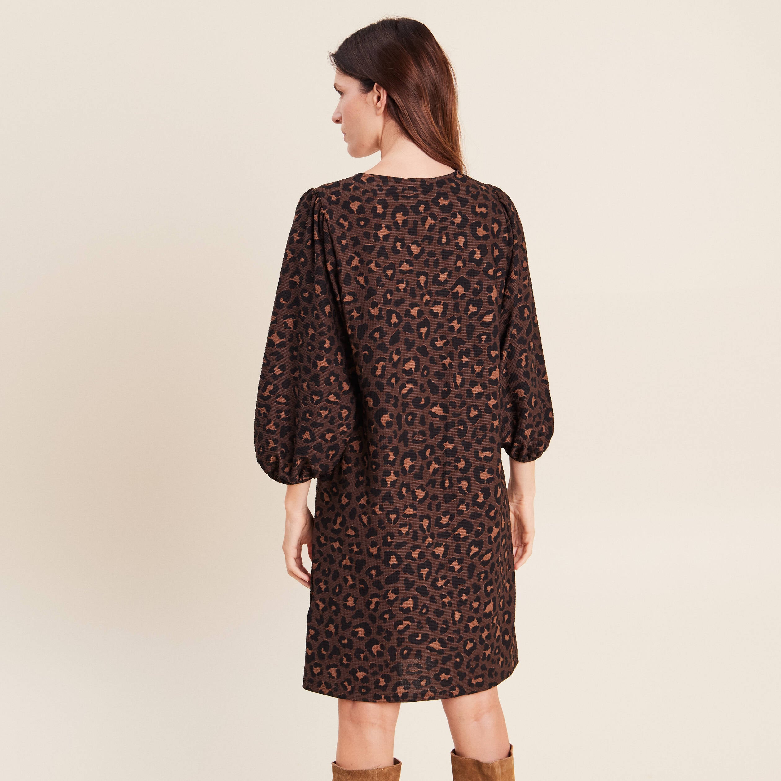 Robe courte &eacute;vas&eacute;e col v manches 3/4 marron femme