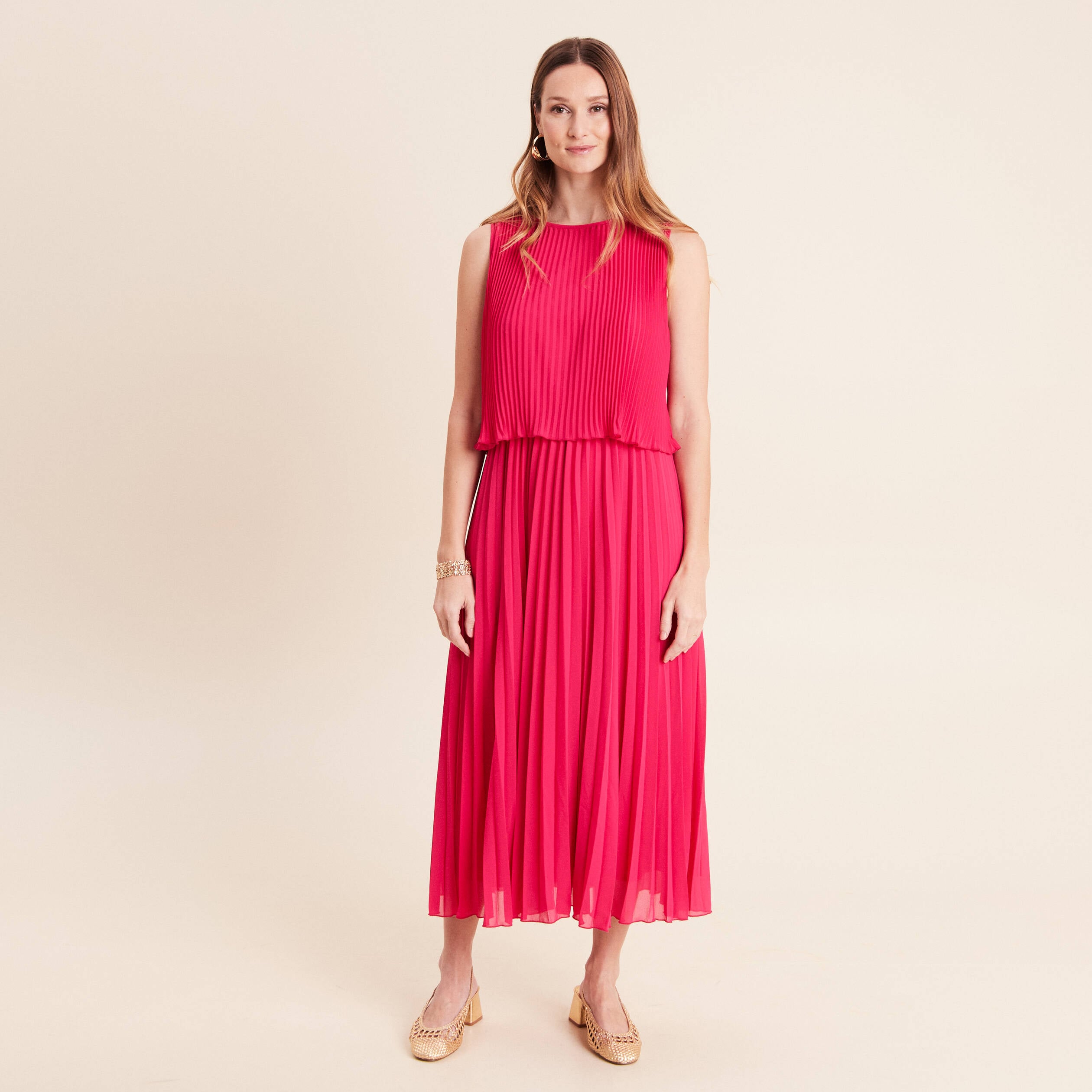 Robe longue &eacute;vas&eacute;e pliss&eacute;e sans manches rose fushia femme