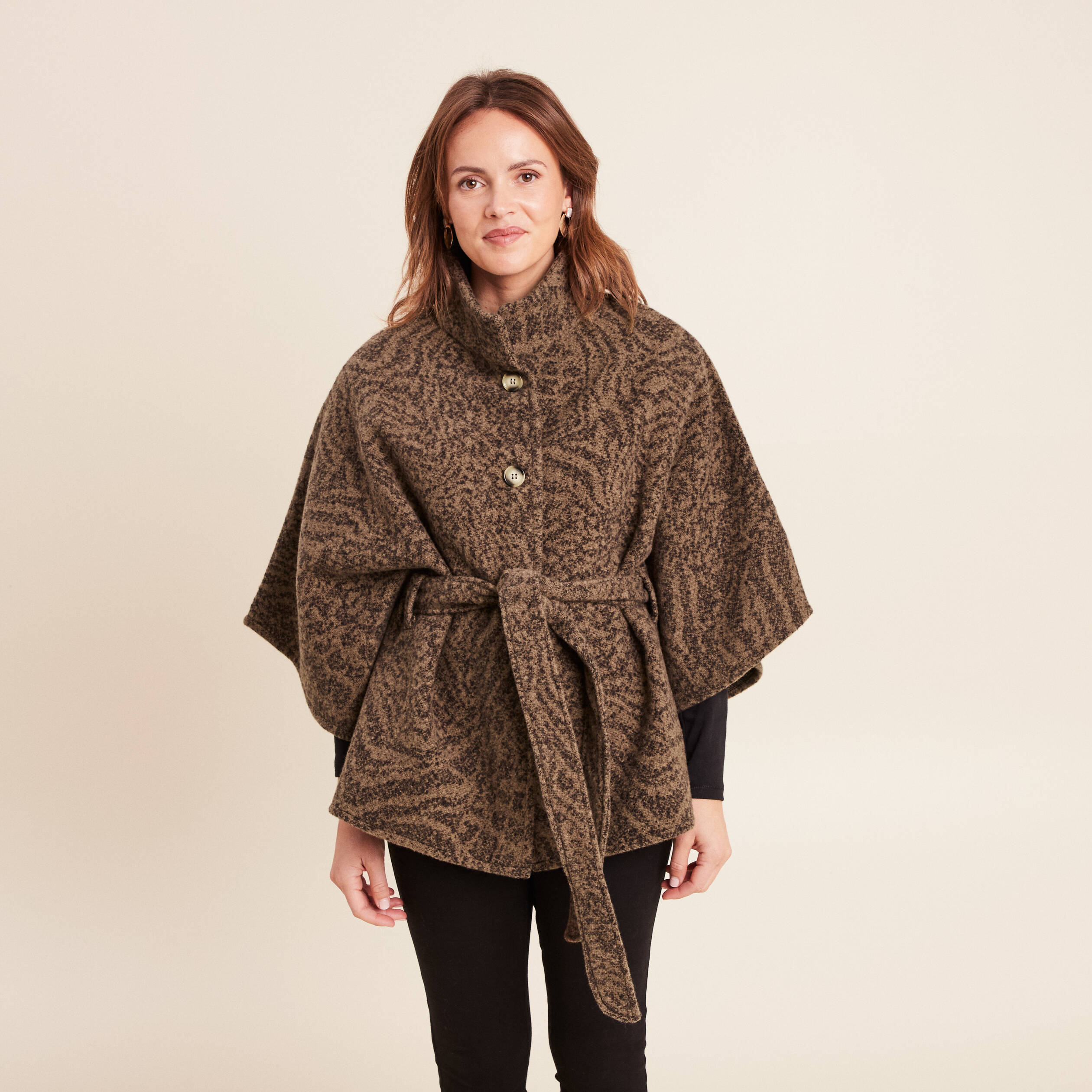 Poncho ceintur&eacute; en polyester recycl&eacute; camel femme