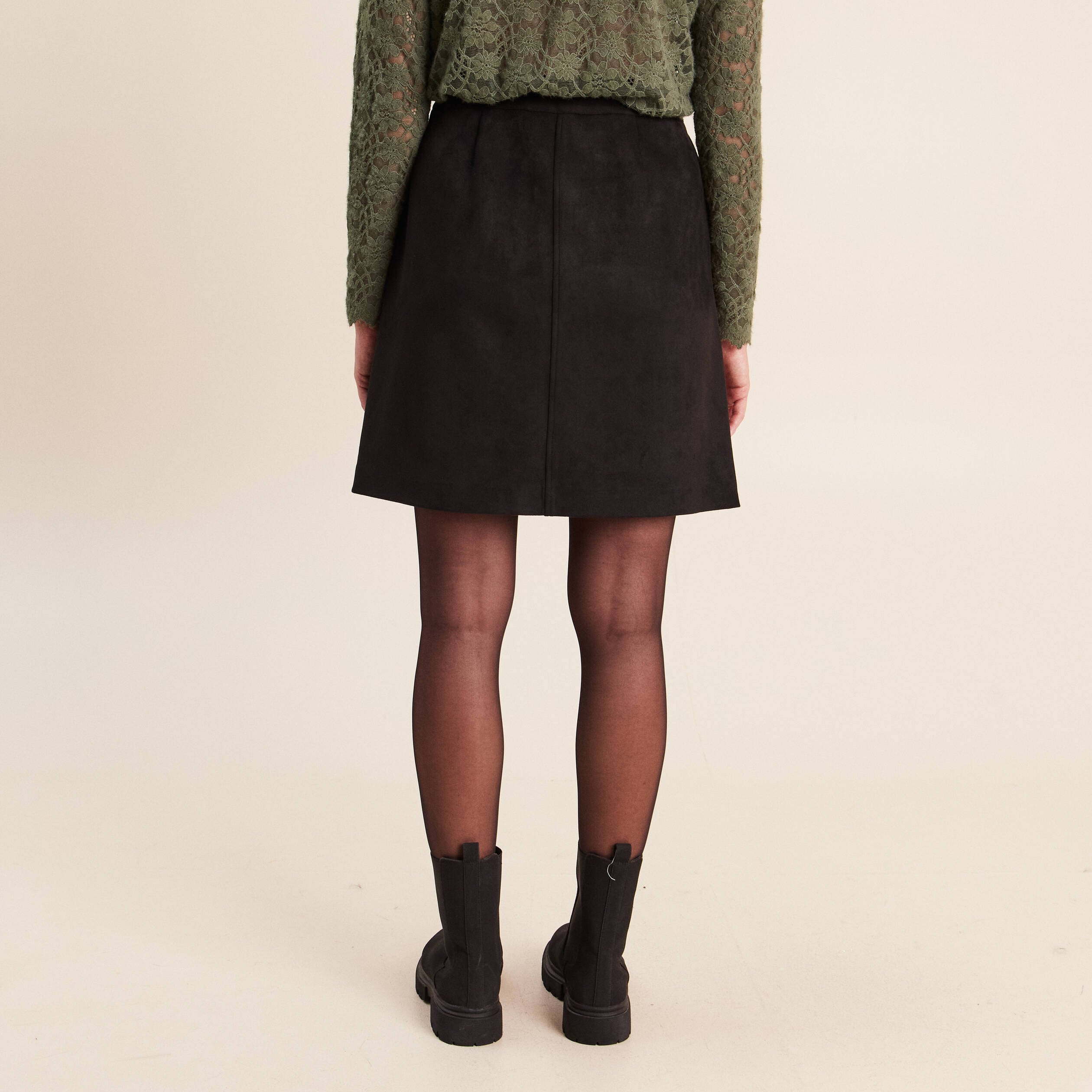 Jupe courte trap&egrave;ze aspect daim noir femme