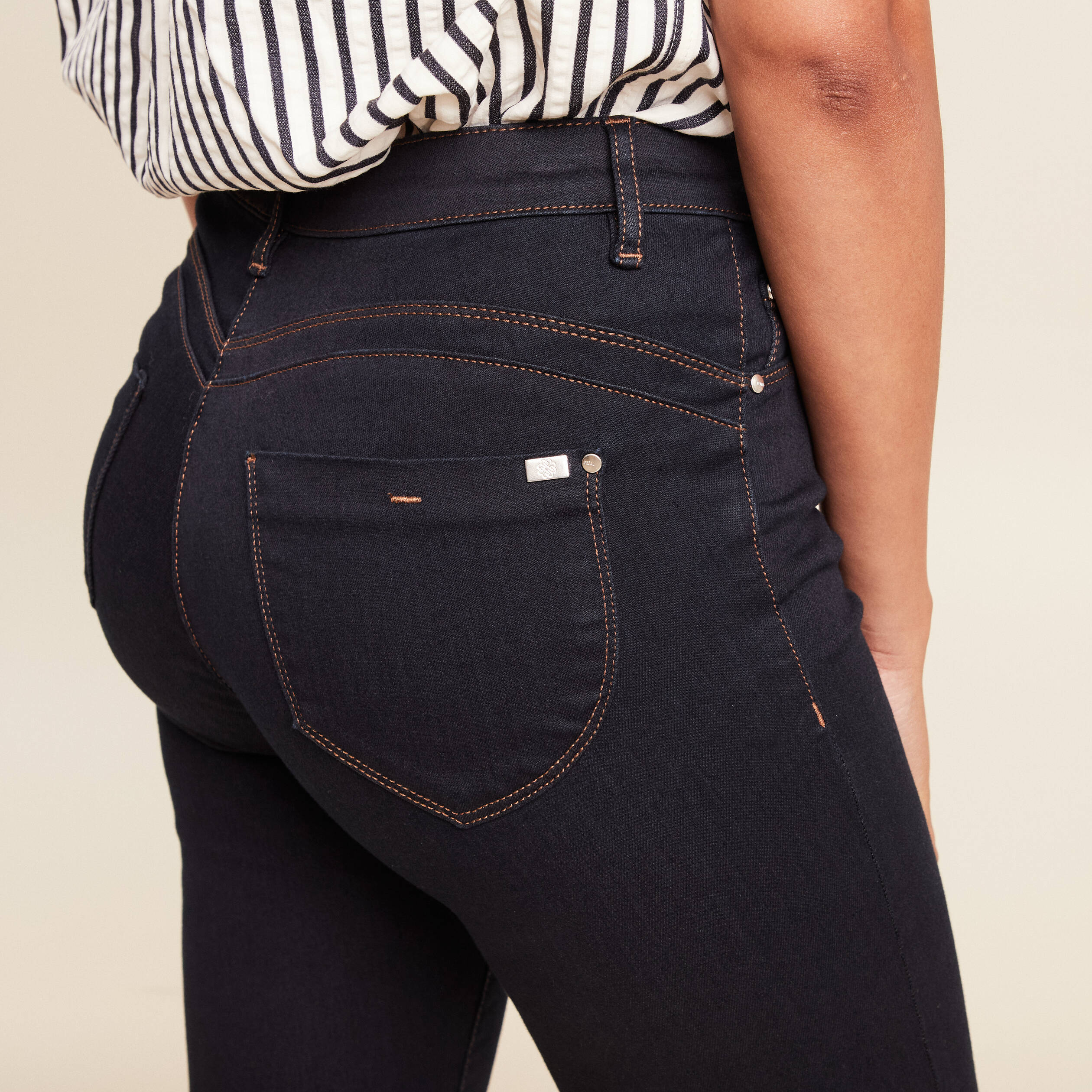 Jean magique L'Unique coupe ajust&eacute;e denim brut femme