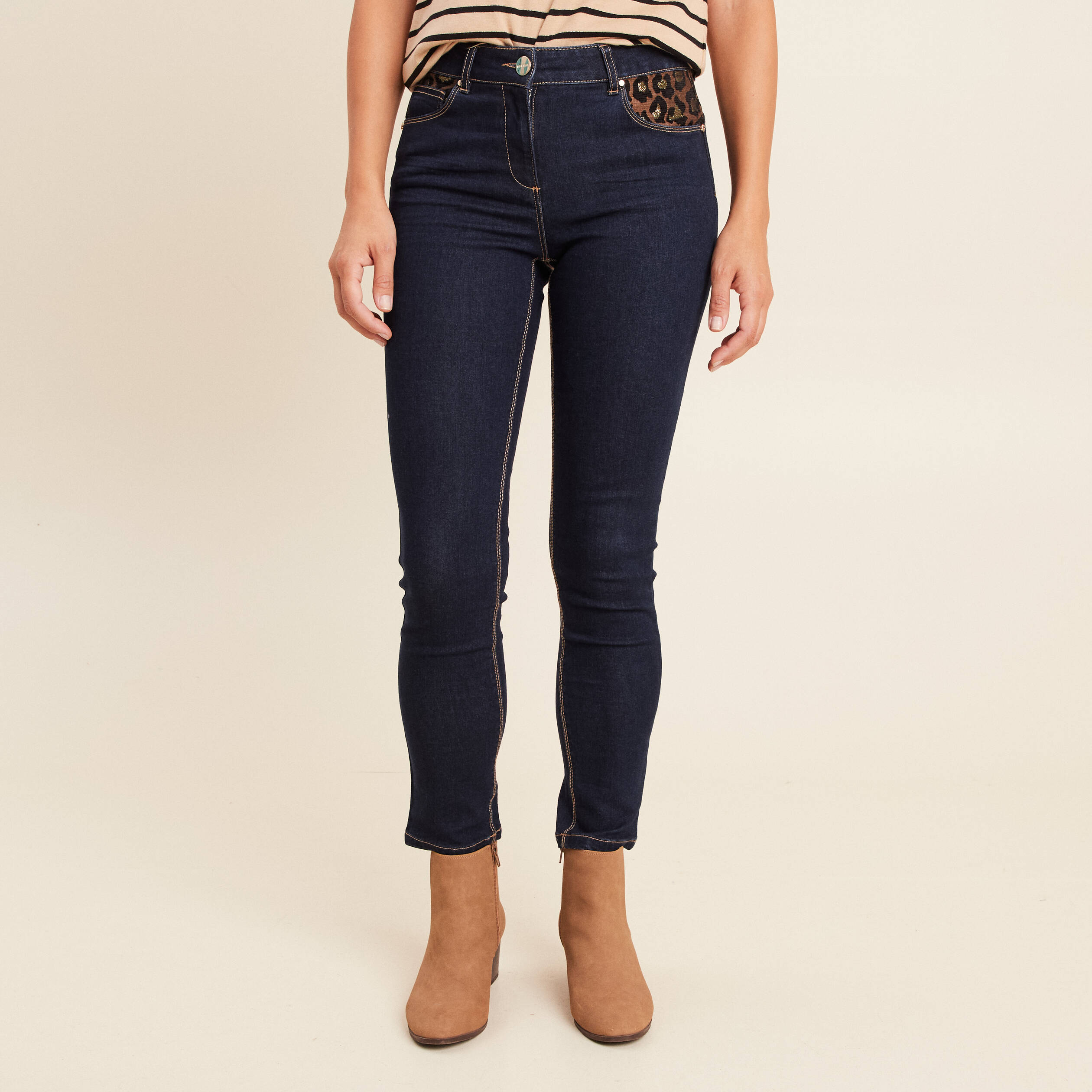 Pantalon ajust&eacute; taille bascul&eacute;e denim brut femme