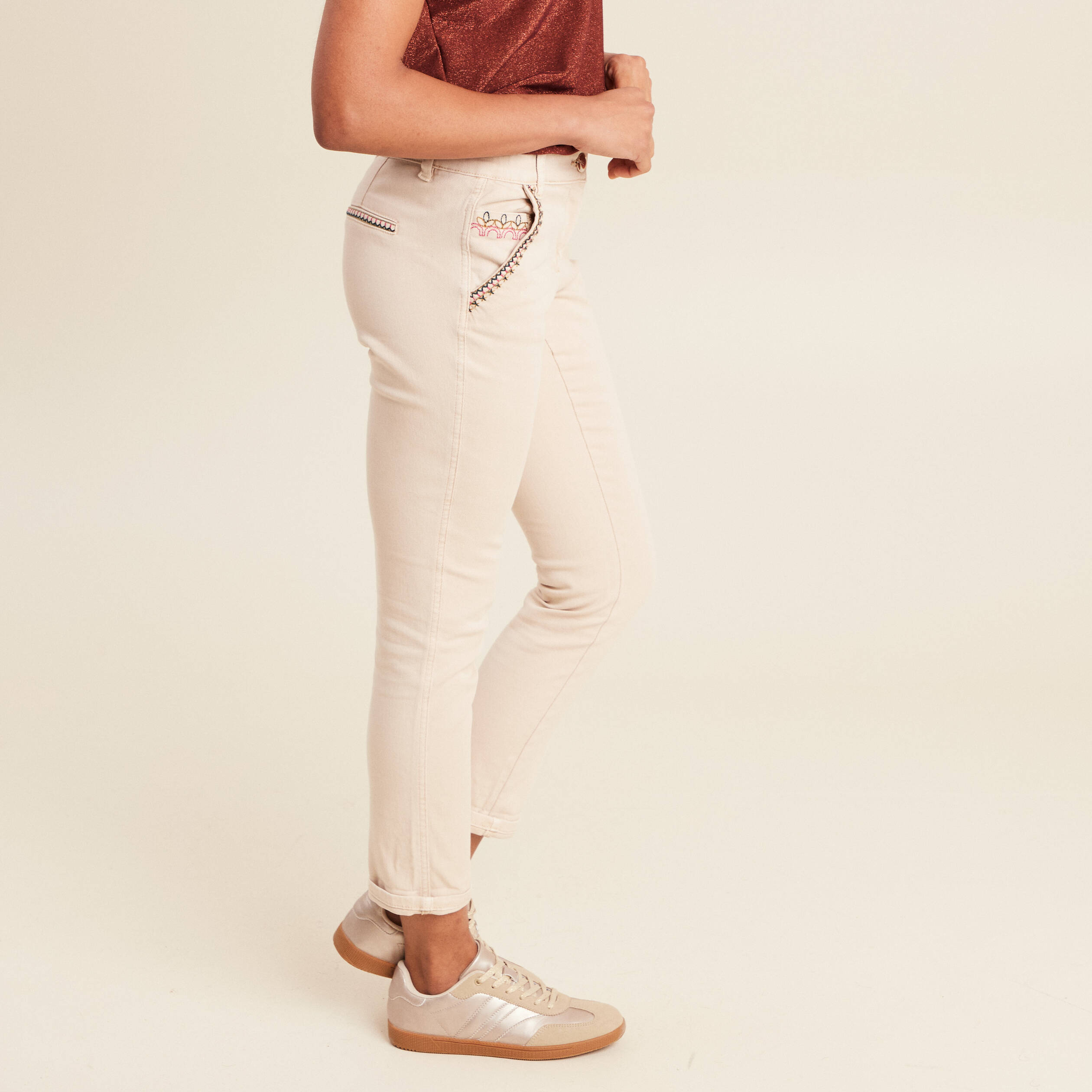 Pantalon chino brodé 7/8ème denim beige femme