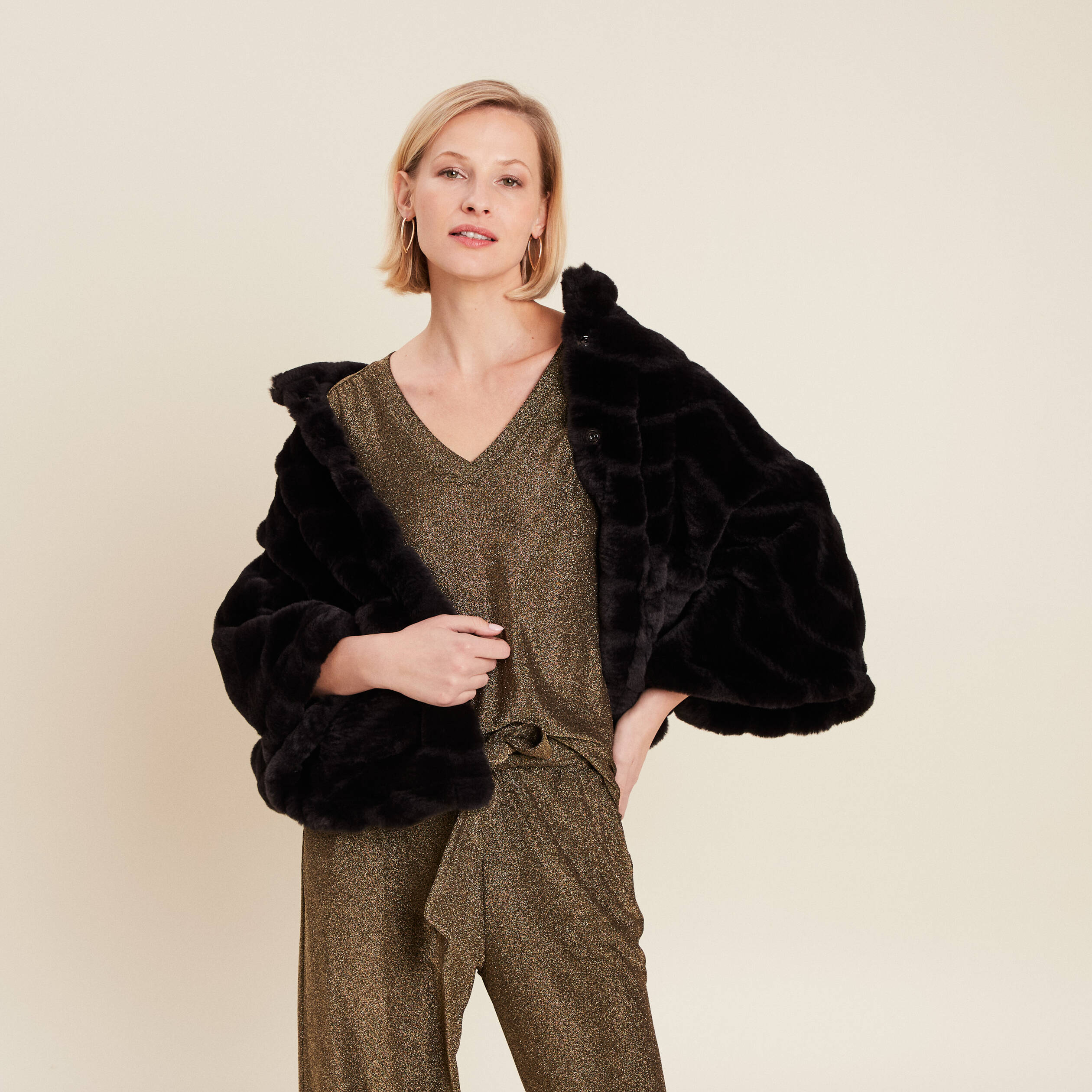 Cape fausse fourrure noir femme