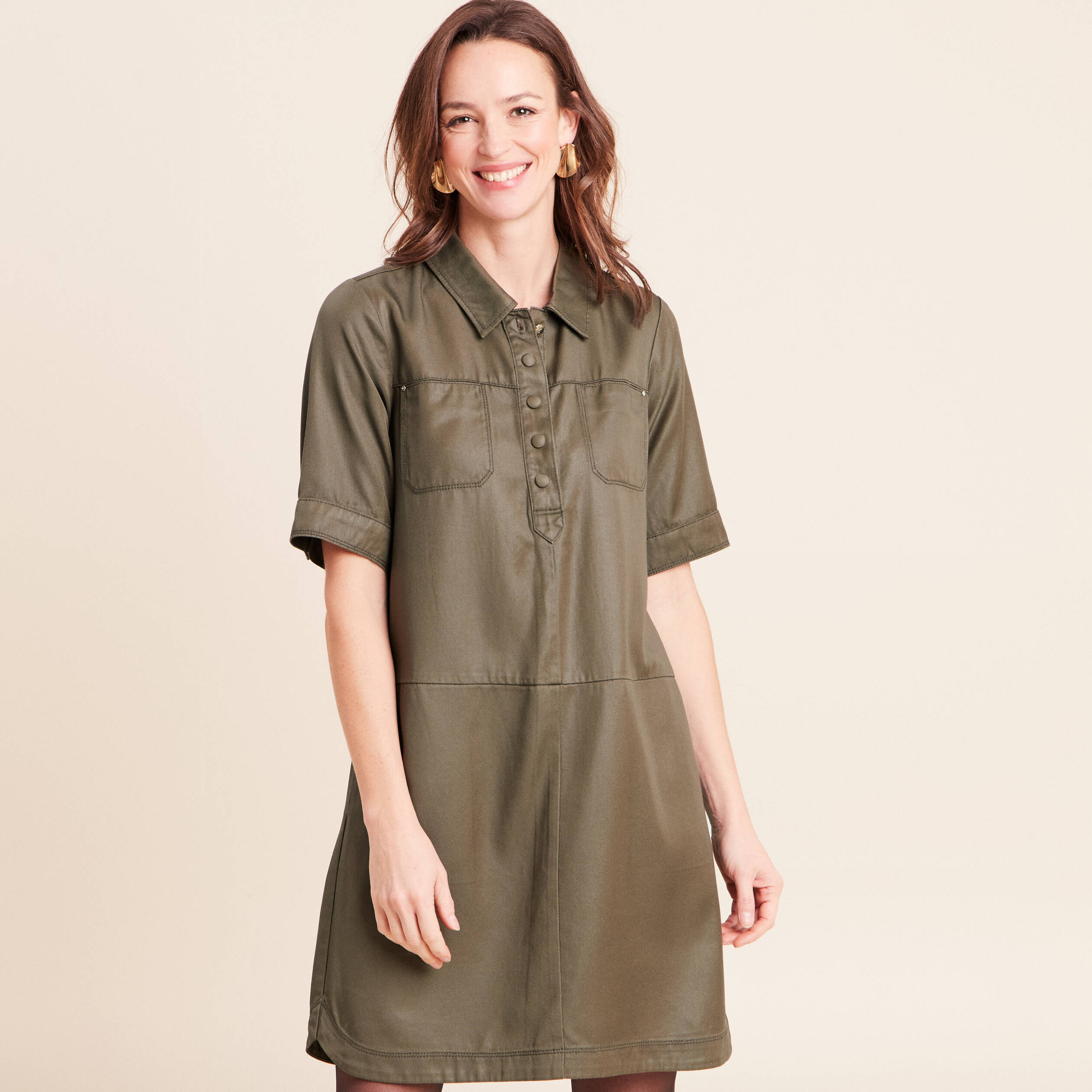 Robe droite courte enduite col chemise vert kaki femme