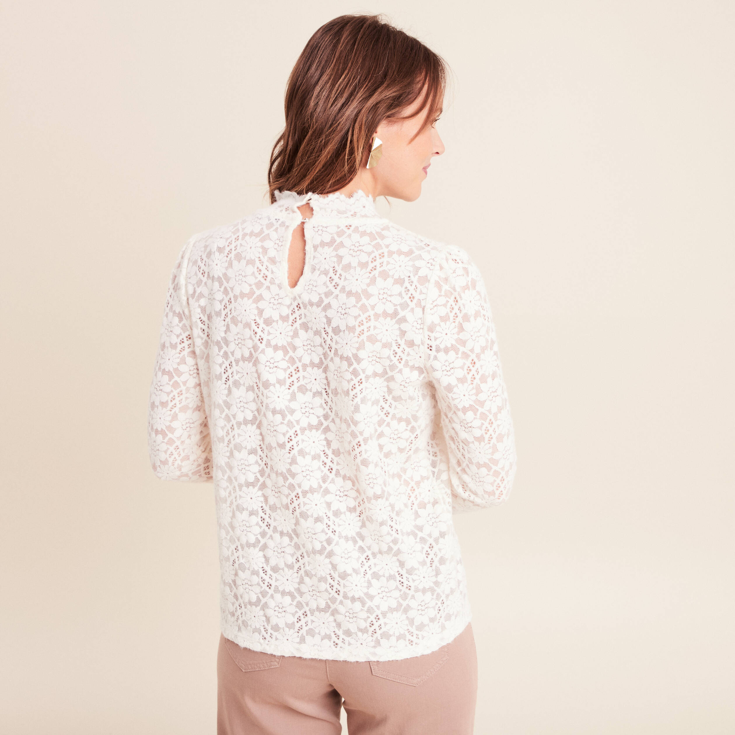 T-shirt cintr&eacute; col montant dentelle ecru femme