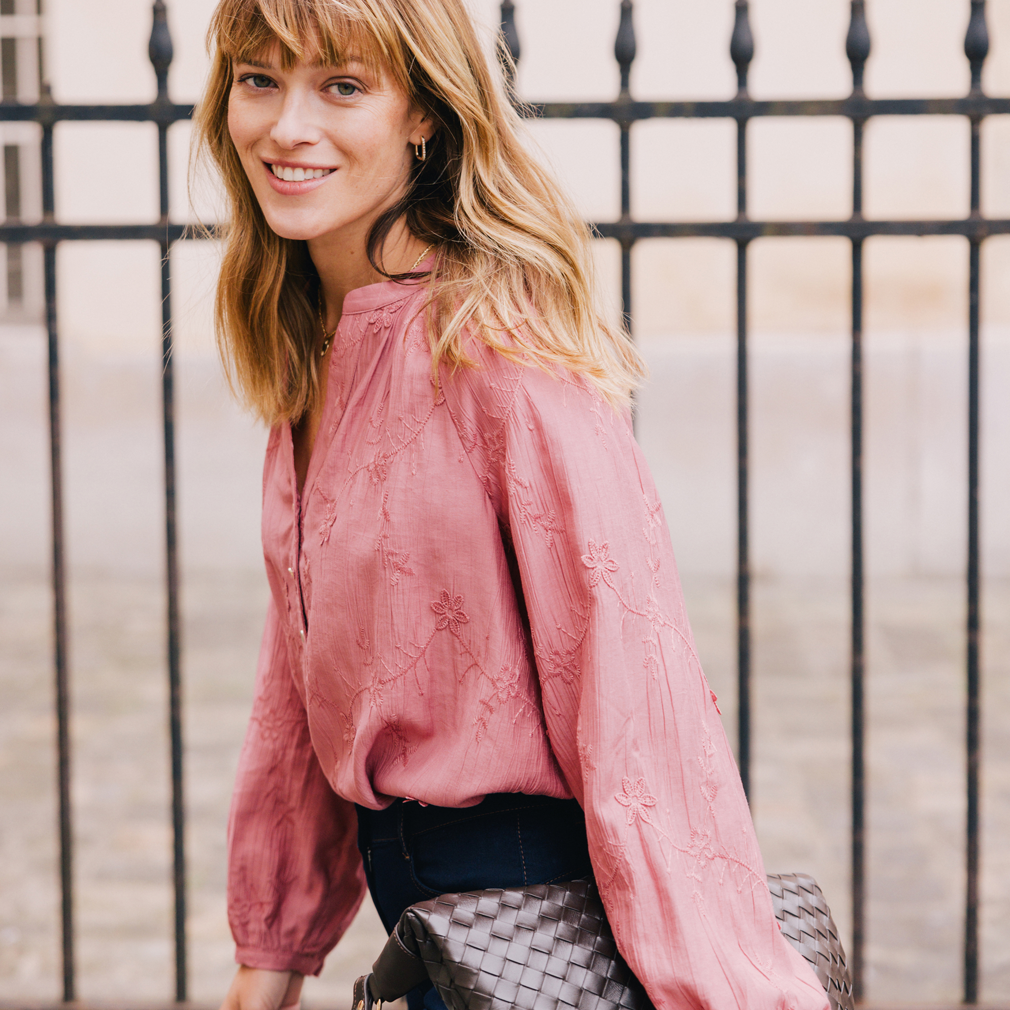 Blouse ample manches longues brod&eacute;e mauve femme