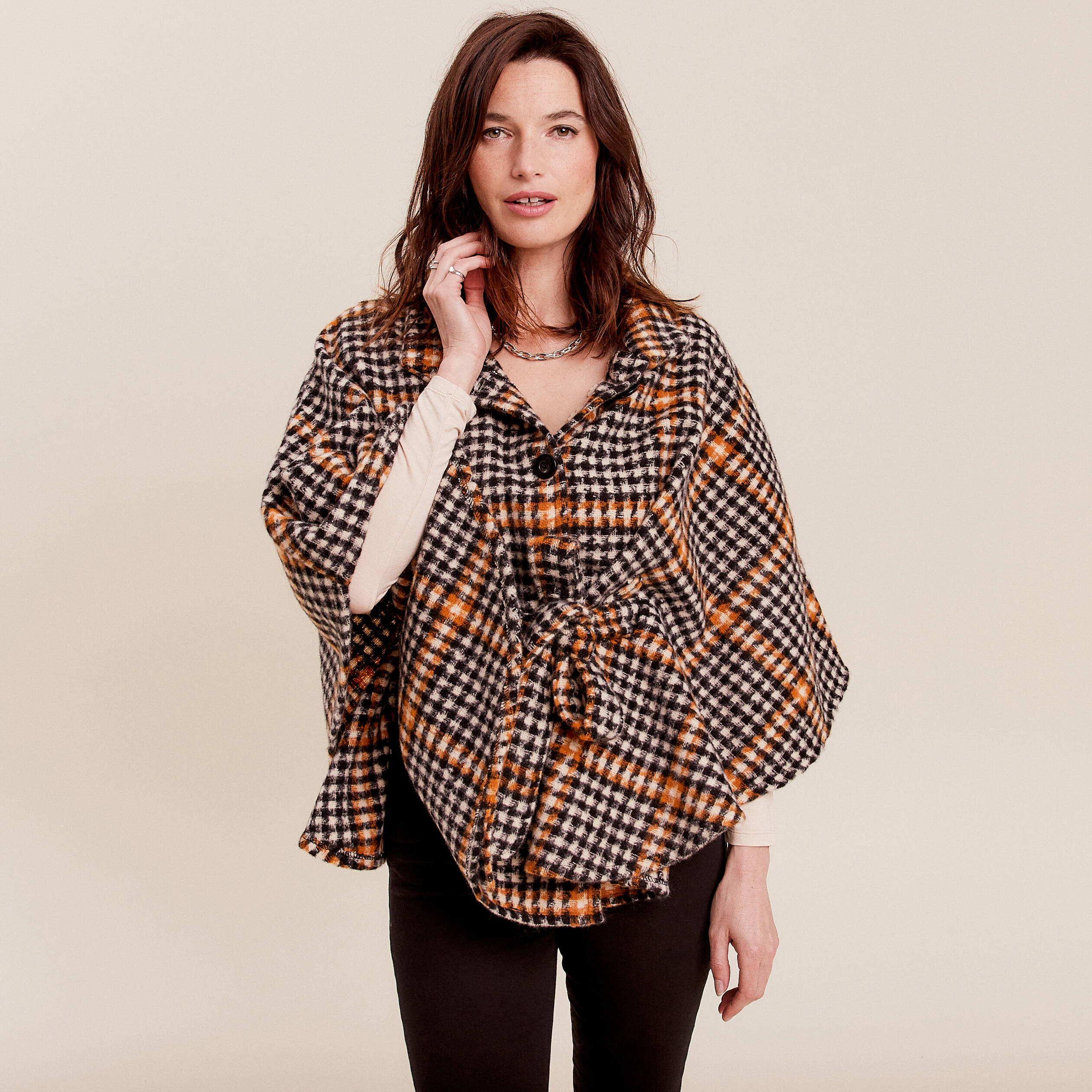 Poncho ceinturé boutonné noir femme