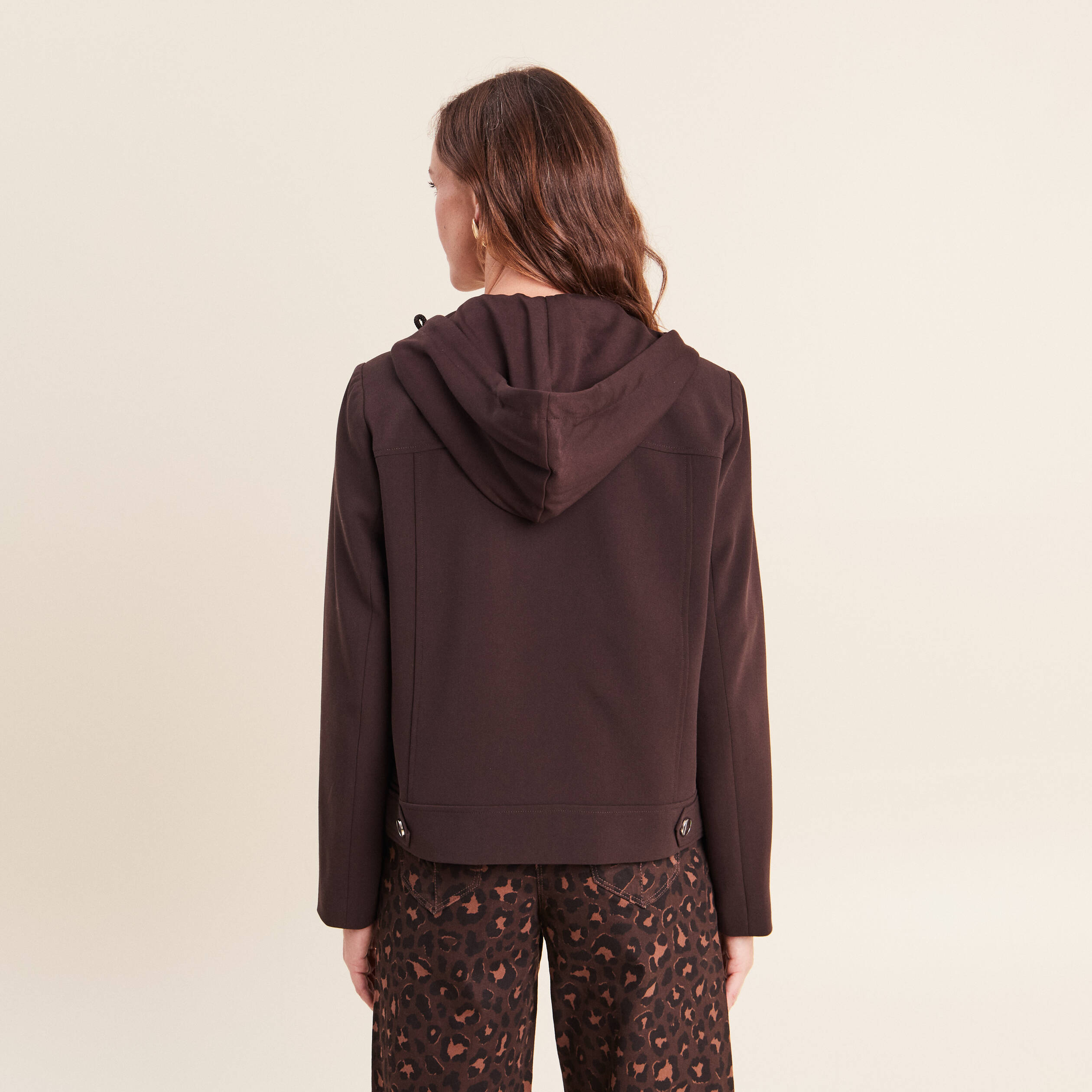 veste cintr&eacute;e doubl&eacute;e avec capuche marron fonc&eacute; femme