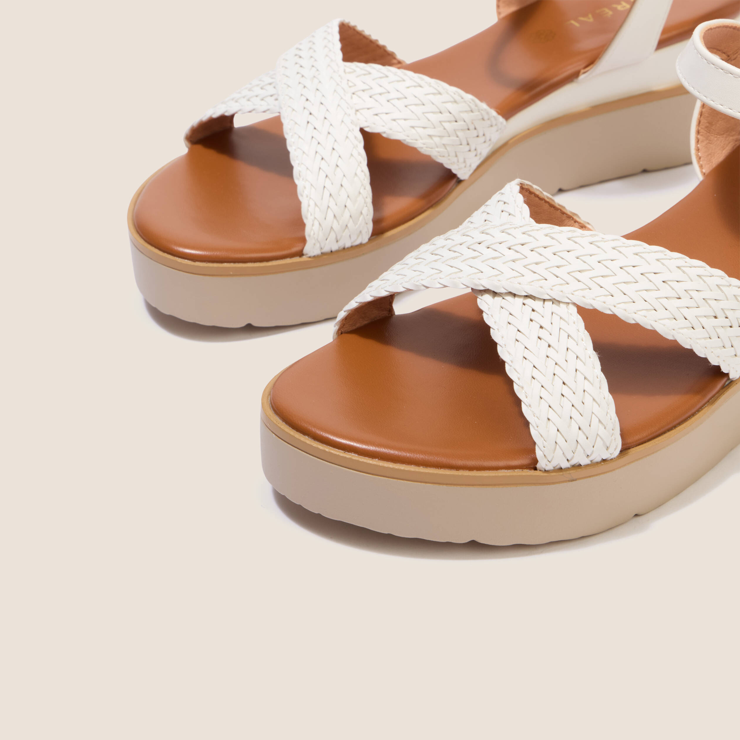 Sandales &agrave; talon compens&eacute; avec brides blanc femme