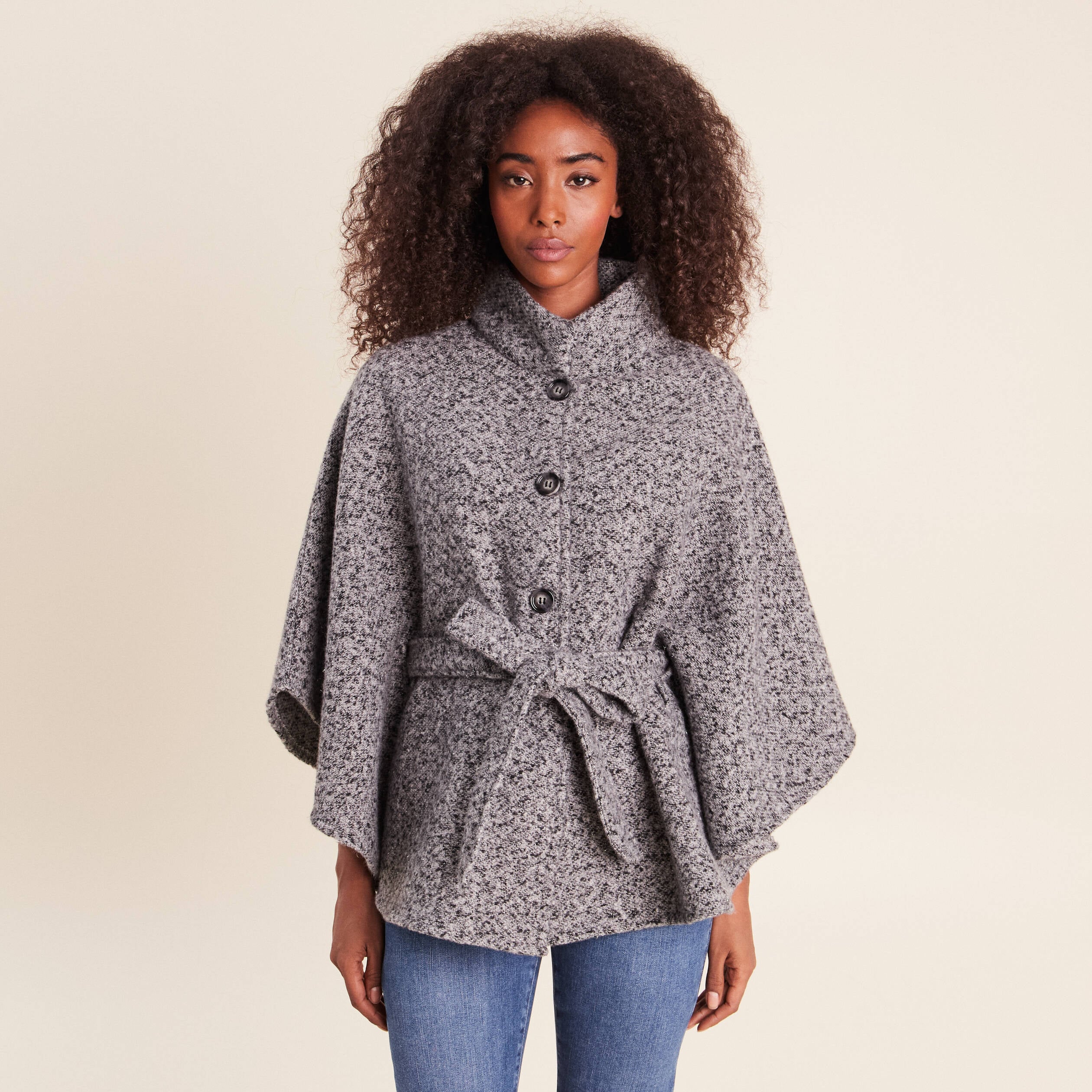 Poncho ceintur&eacute; gris clair femme