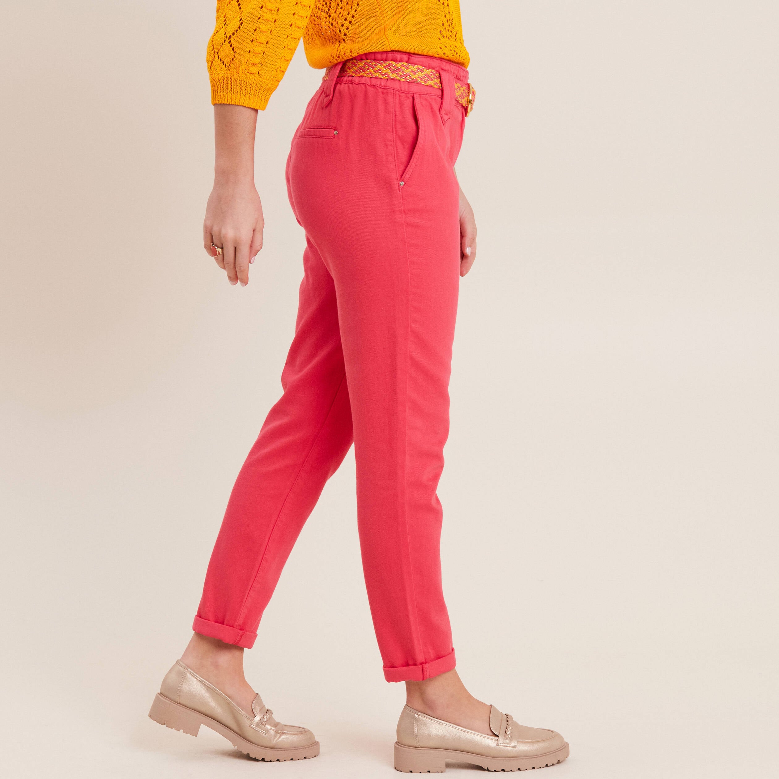 Pantalon carotte ceintur&eacute; rose cerise femme