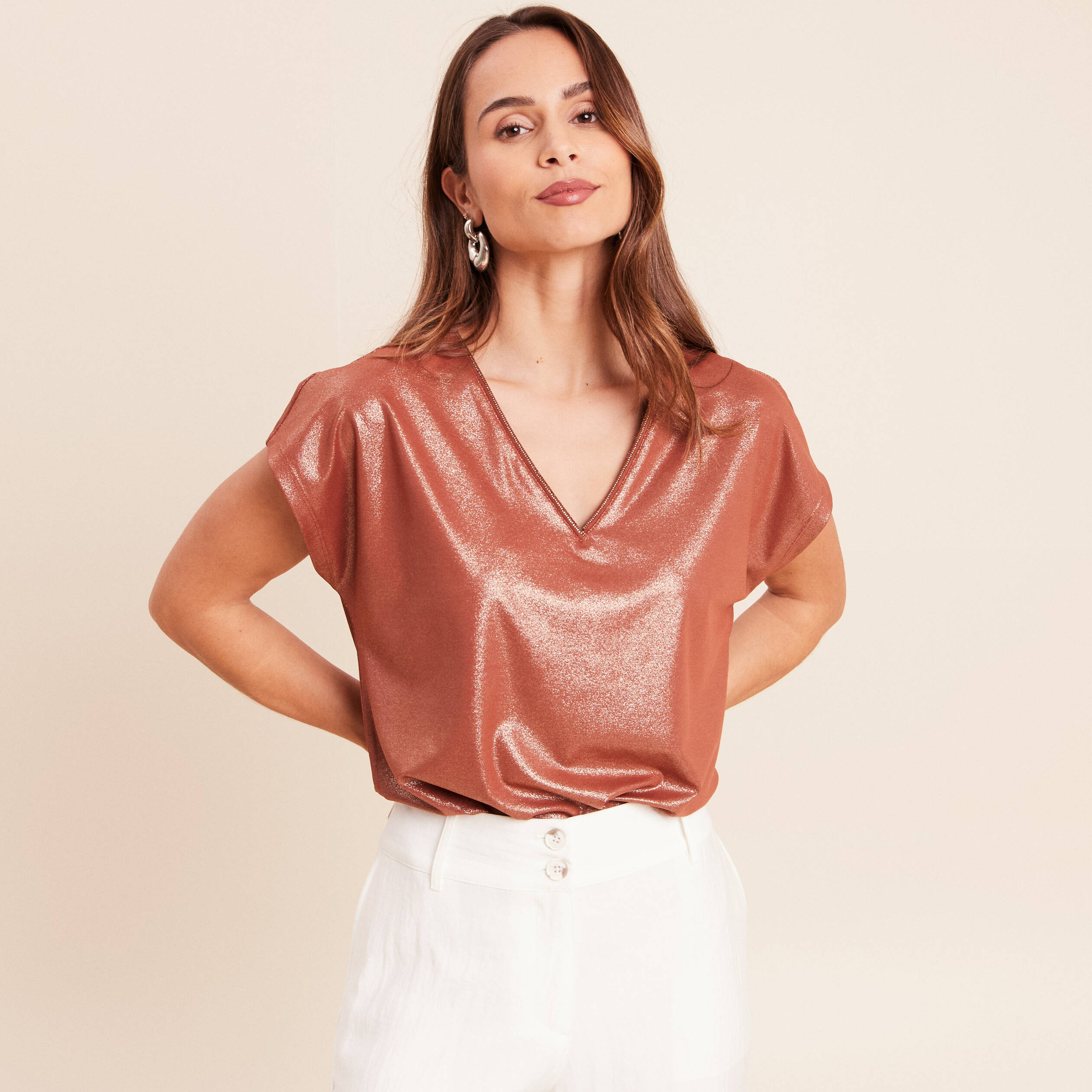 T-shirt col V manches courtes marron fonc&eacute; femme