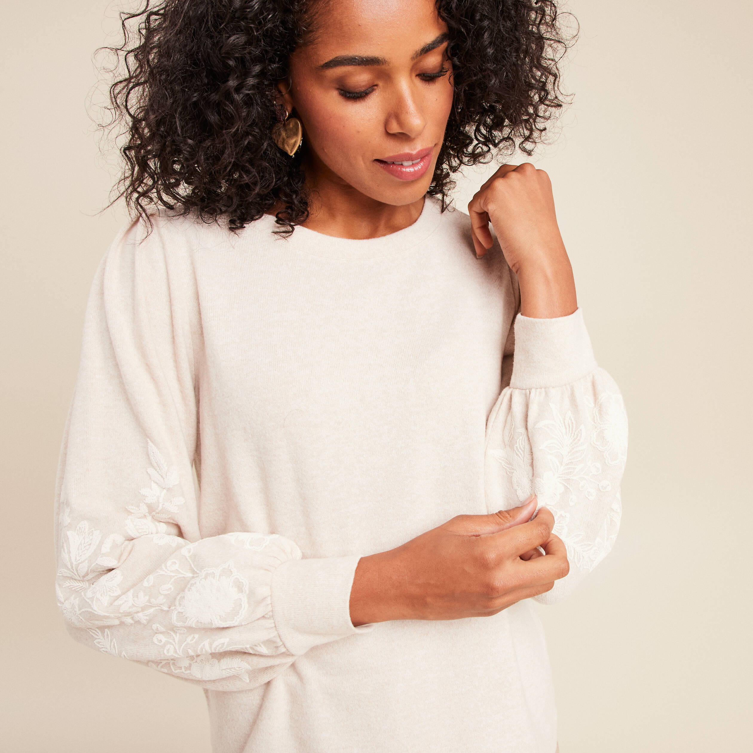 Sweat duveteux col rond manches longues creme femme