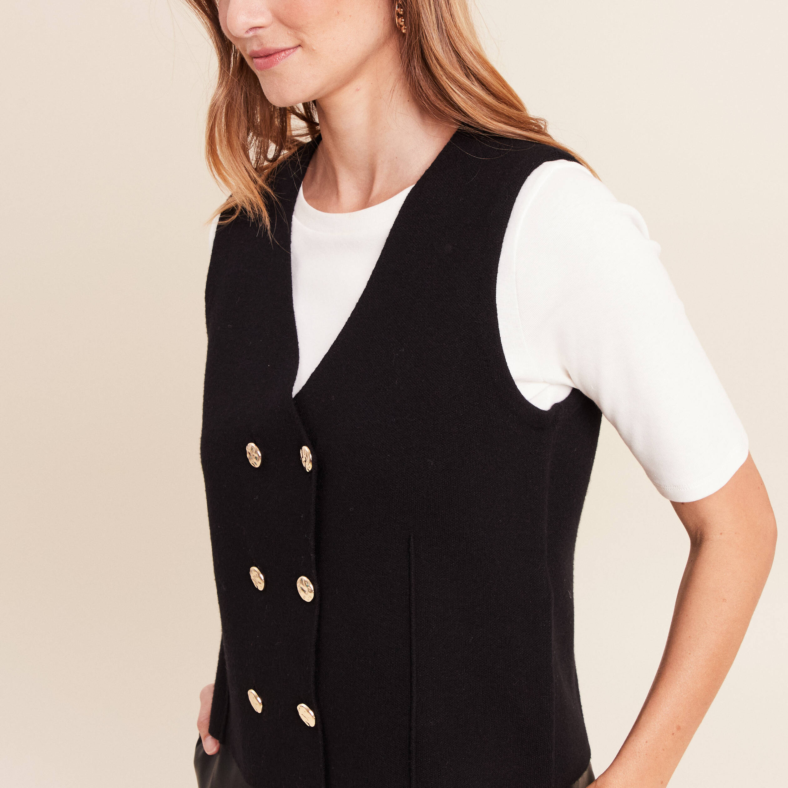 Gilet court cintr&eacute; sans manches col v noir femme