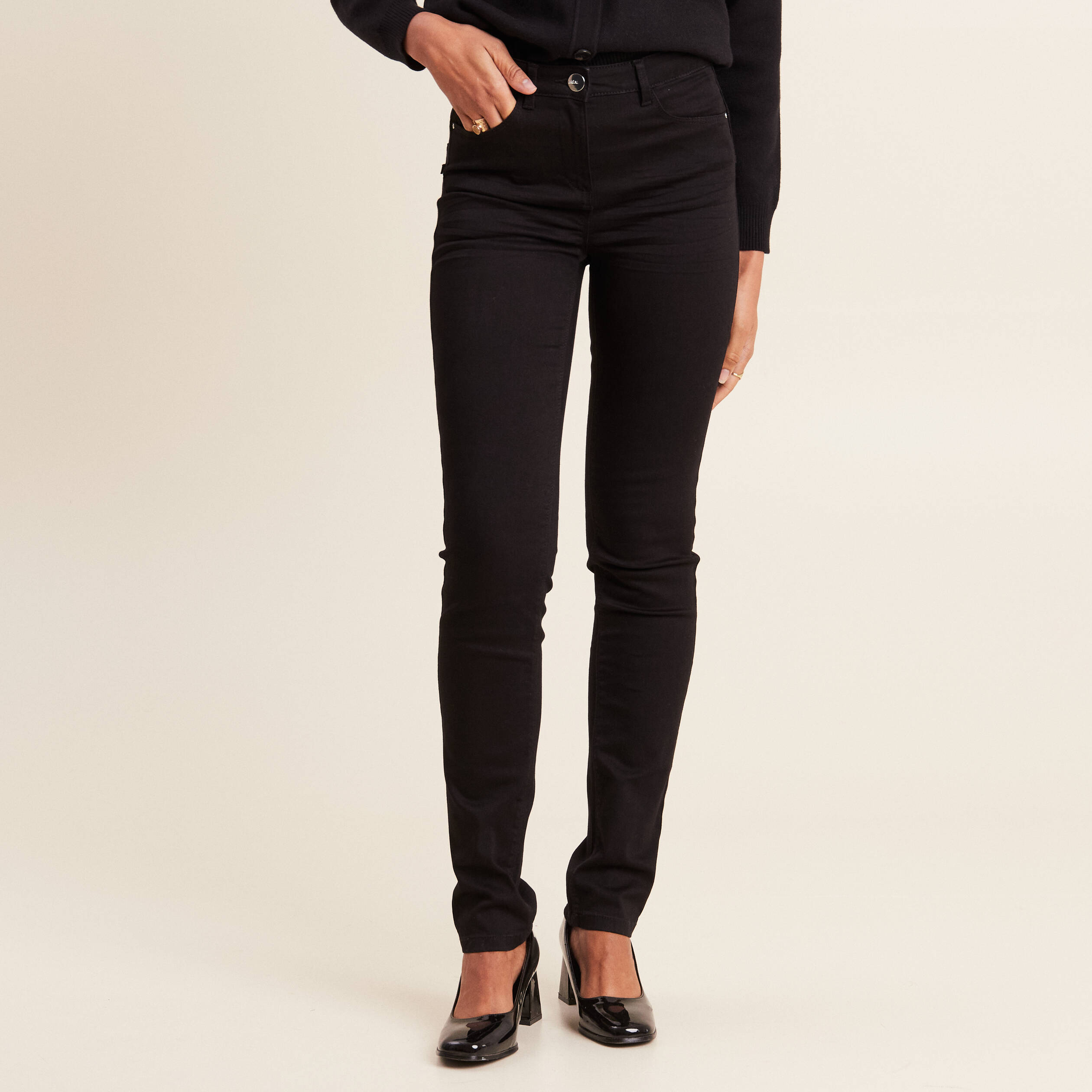 Jean coupe ajust&eacute;e long noir femme