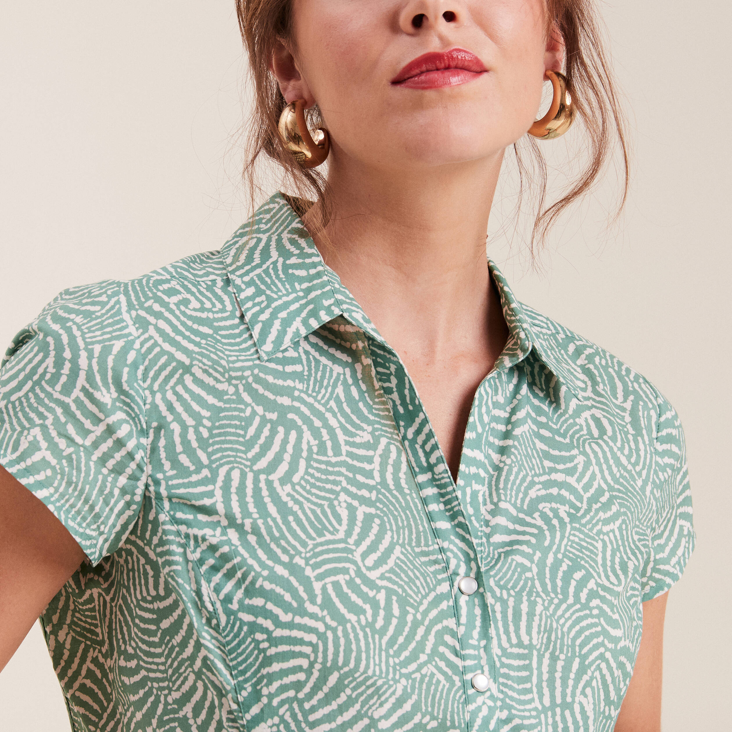 Chemise manches courtes nouée noir femme