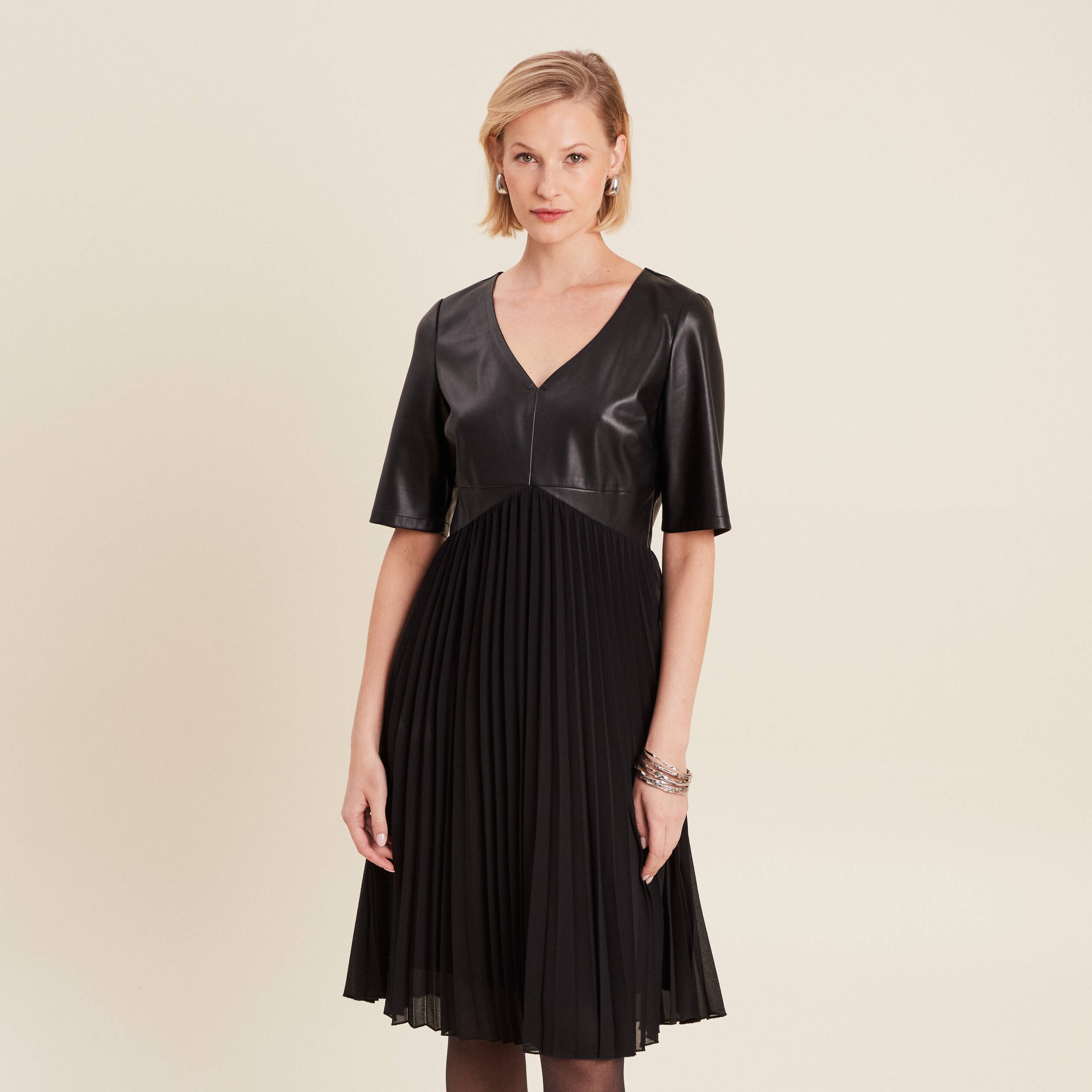 robe evasee plissee noir femme Robe évasée plissée noir femme