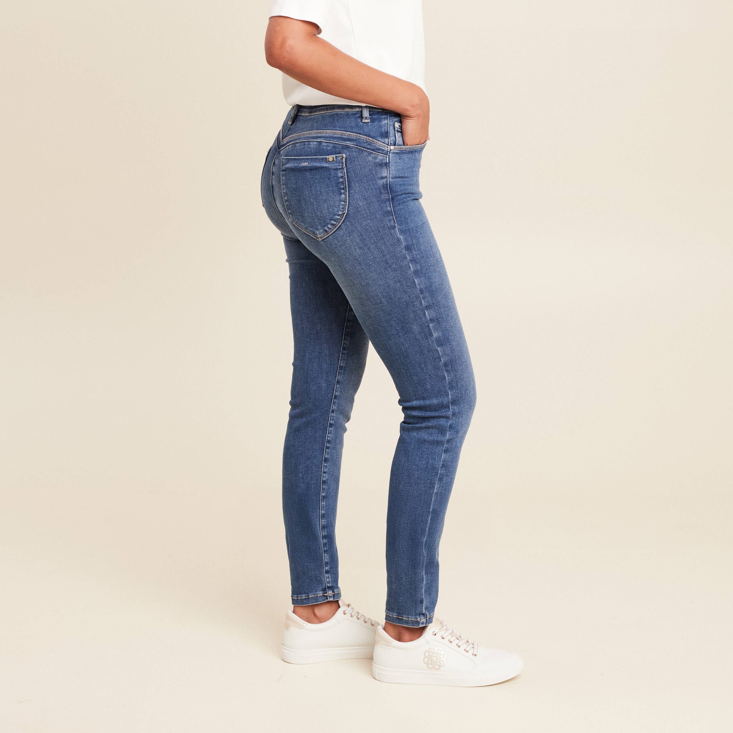 Jean magique L'Unique coupe ajust&eacute;e denim double stone femme