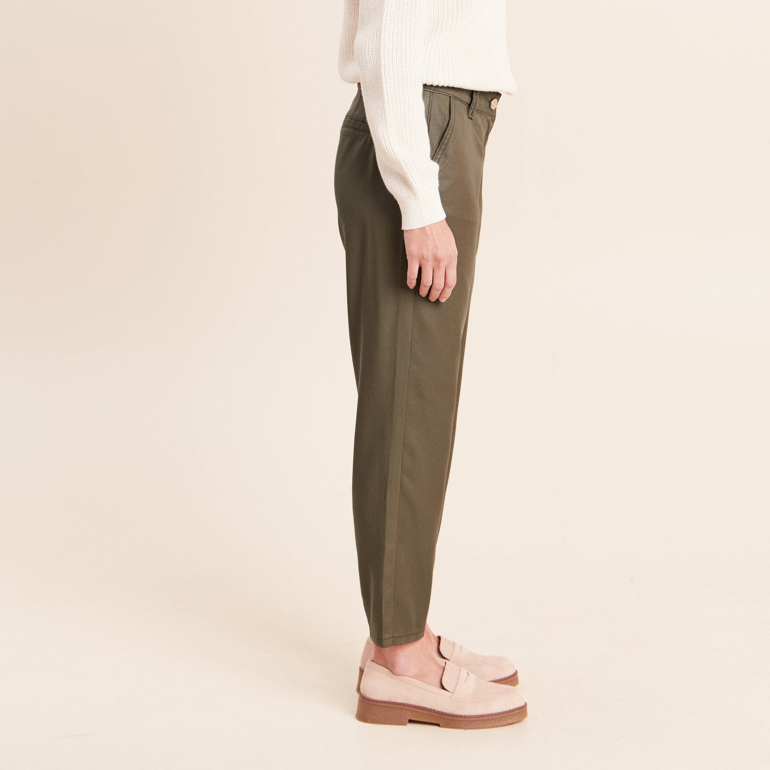 Pantalon coupe chino 7/8&egrave;me effet enduit vert kaki femme