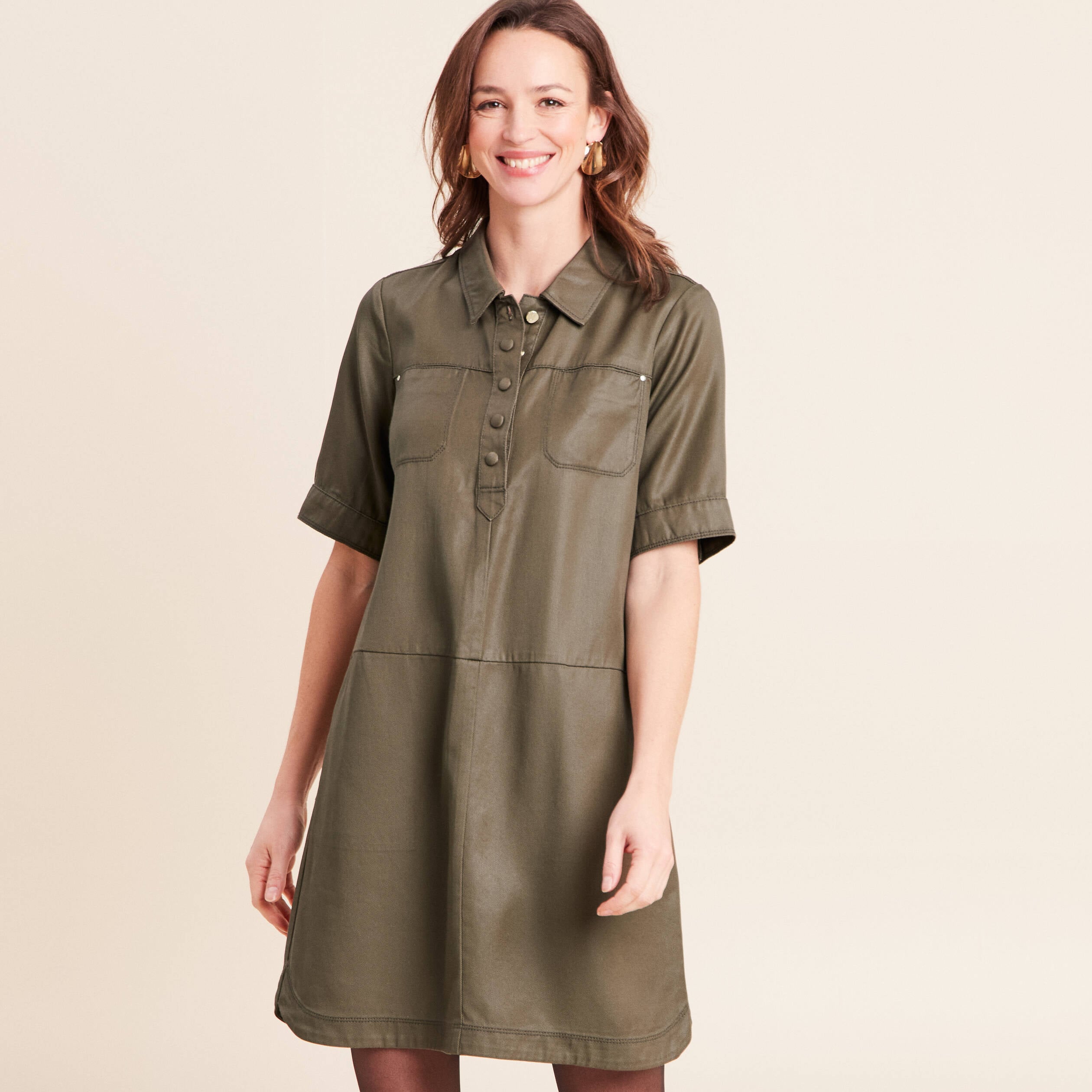 Robe droite courte enduite col chemise vert kaki femme