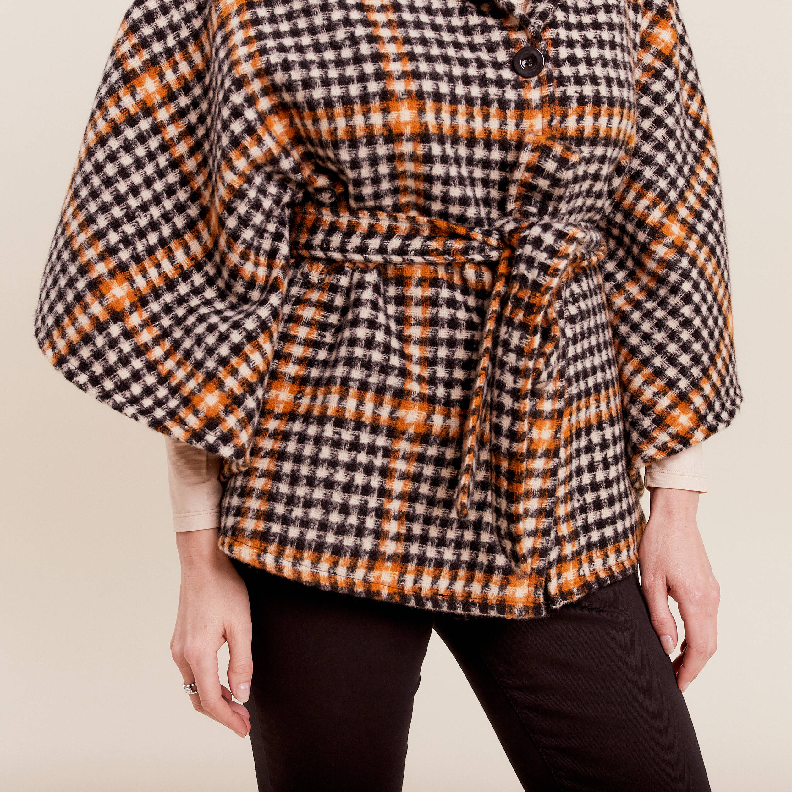 Poncho ceinturé boutonné noir femme