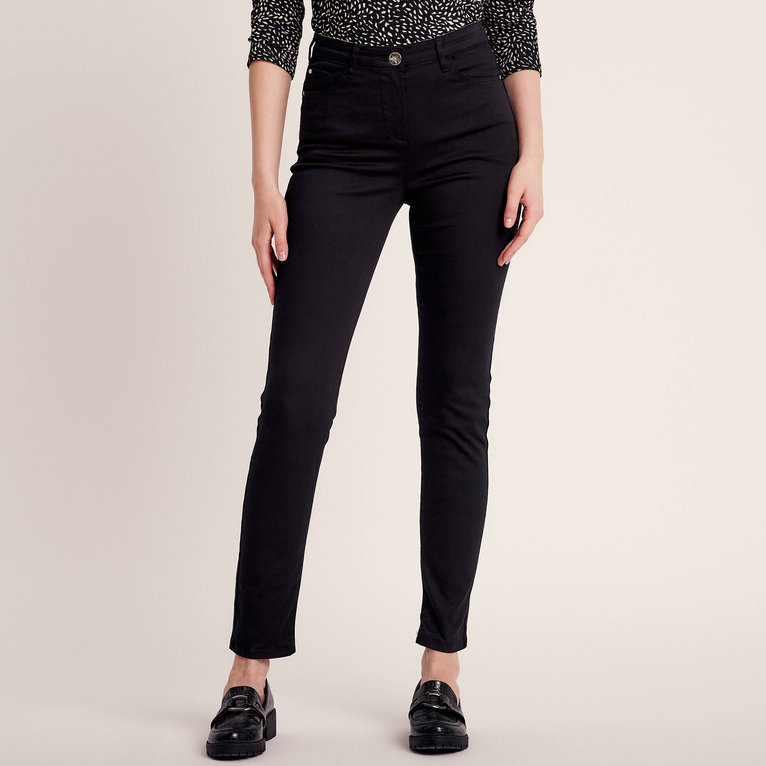 Jean magique ajusté taille standard noir femme